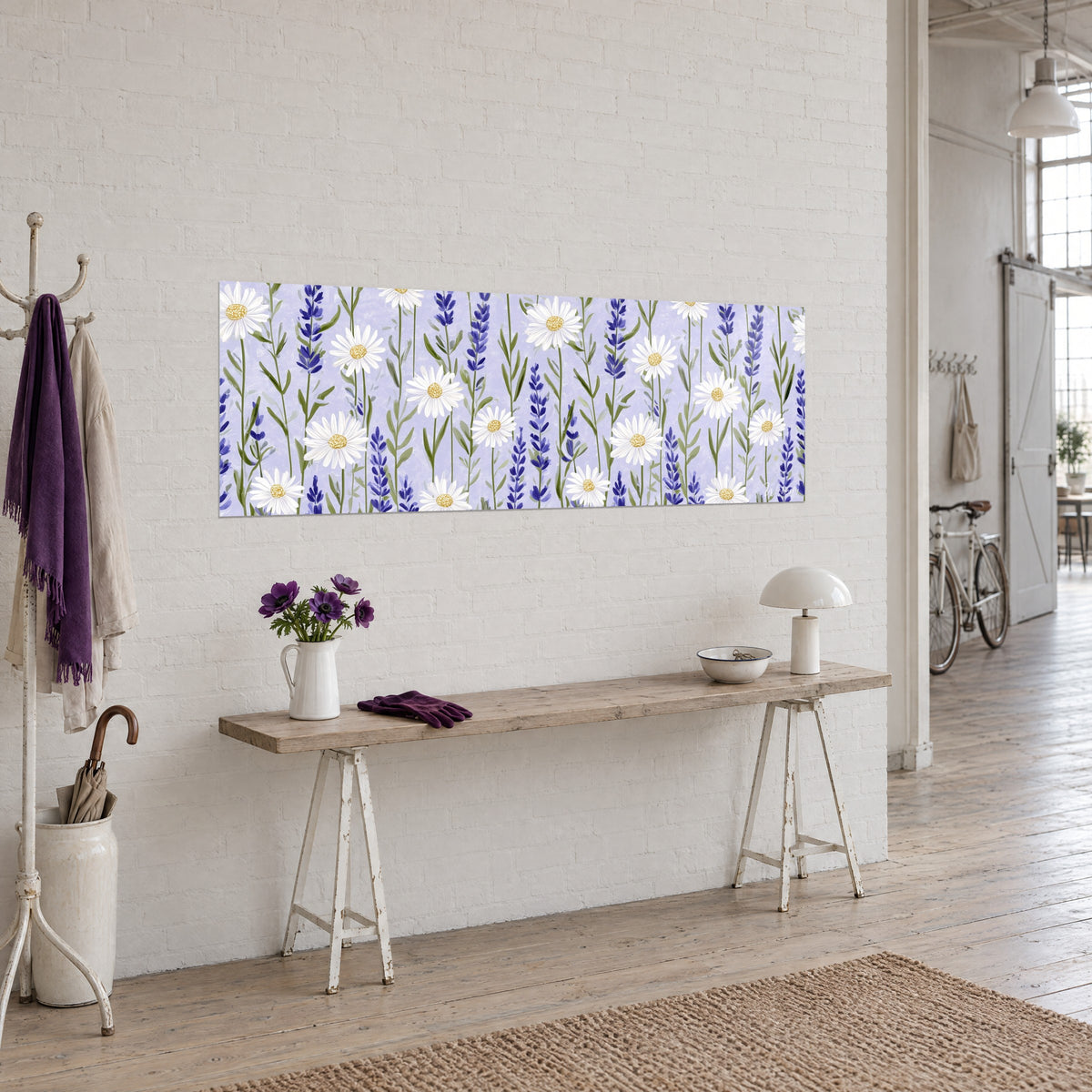 Cuadro panorámico de flores silvestres en hileras, pétalos blancos y lavanda violeta intenso, loft de ladrillo claro, consola de madera