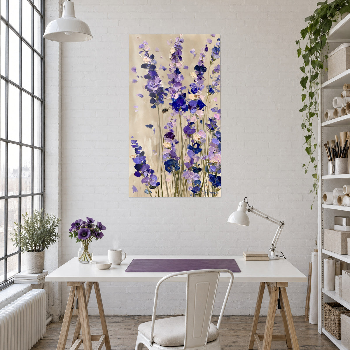 Quadro campo di fiori dipinti a spatola, in malva, blu navy e beige, di fronte a una scrivania bianca in un loft d'artista