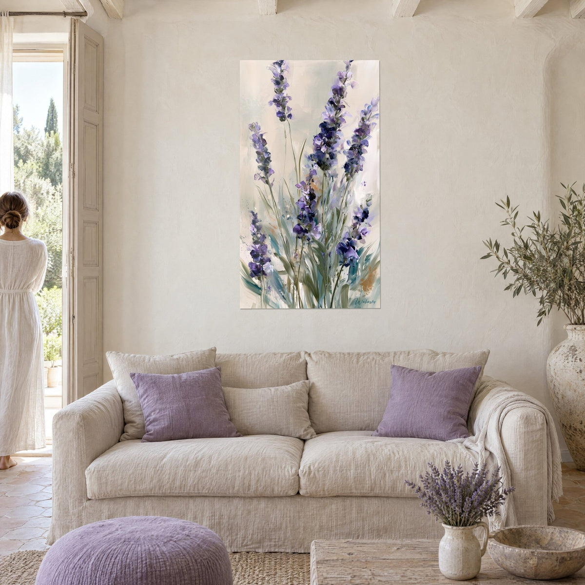 Quadro di spighe di lavanda viola e avorio con steli verdi e tocchi arancioni, sopra un divano in un soggiorno luminoso