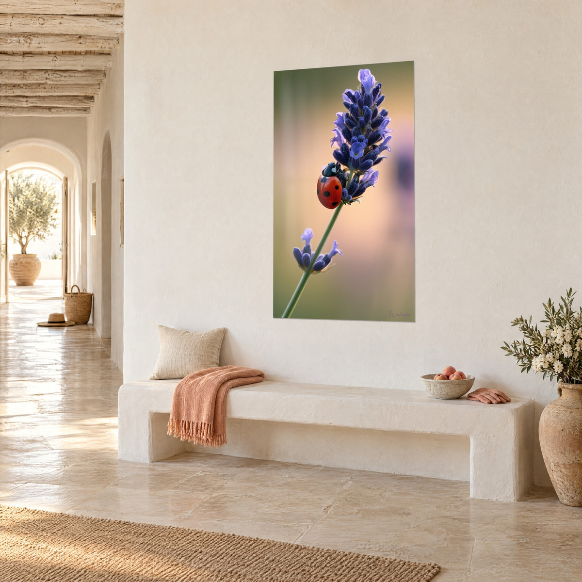 Tableau insecte écarlate escaladant une tige verte, fleurs lavande bleu-violet, sur un mur blanc d'entrée méditerranéenne