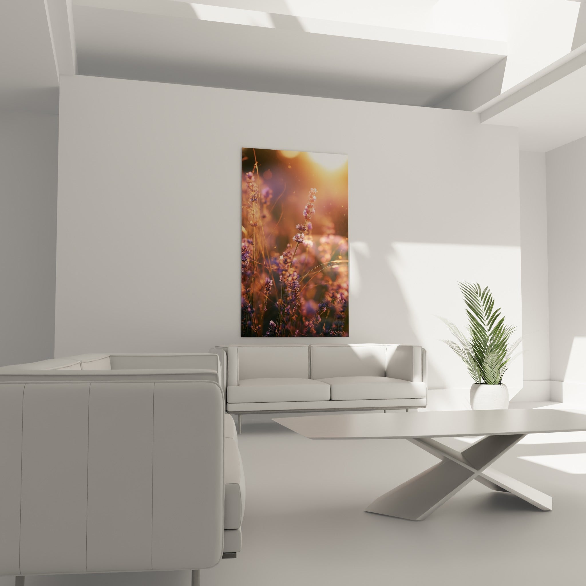 Fleurs de lavande mauves et tiges dorées au-dessus d'un canapé dans un salon lumineux