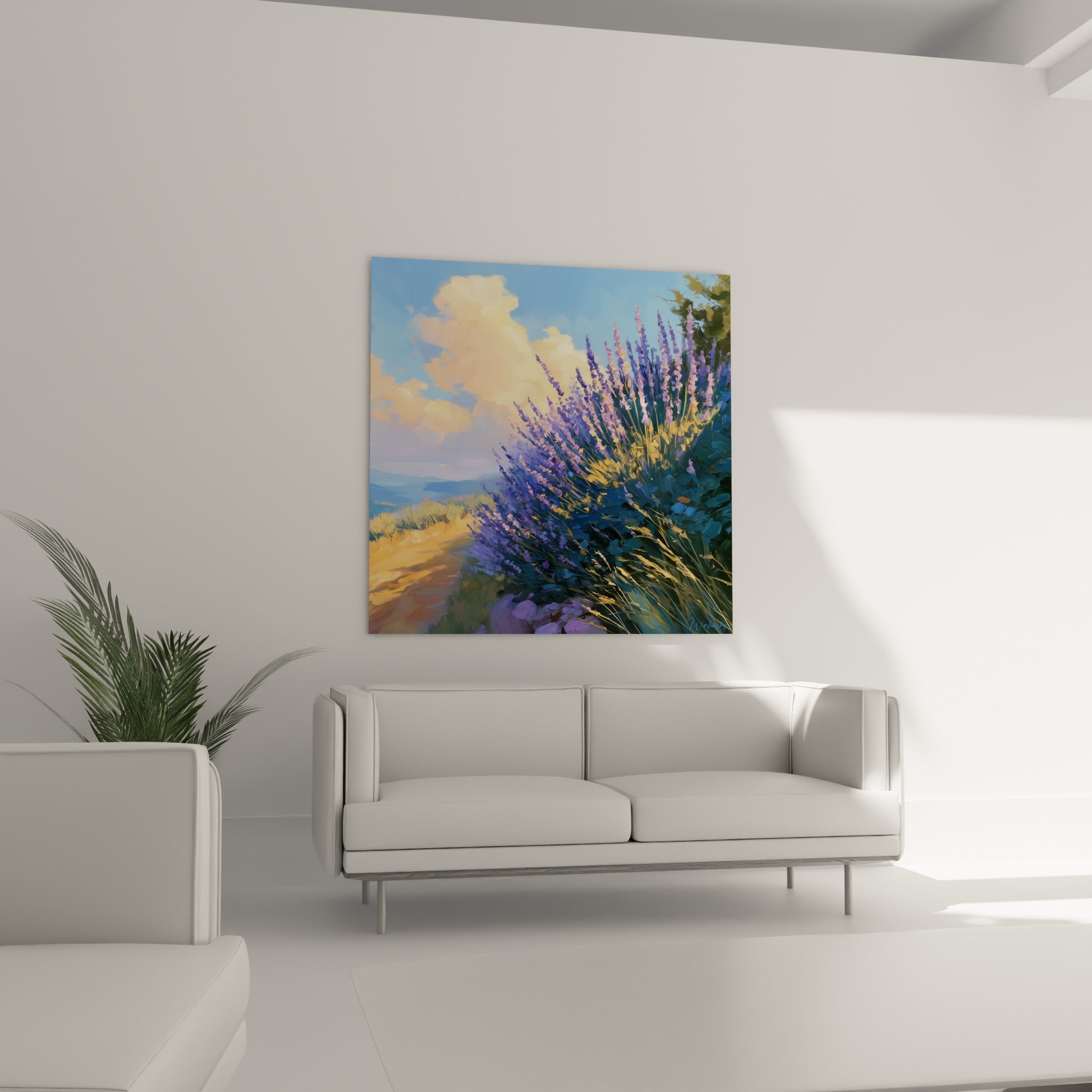 Tiges de lavande mauve et ciel doré suspendus au-dessus d'un canapé dans un salon lumineux
