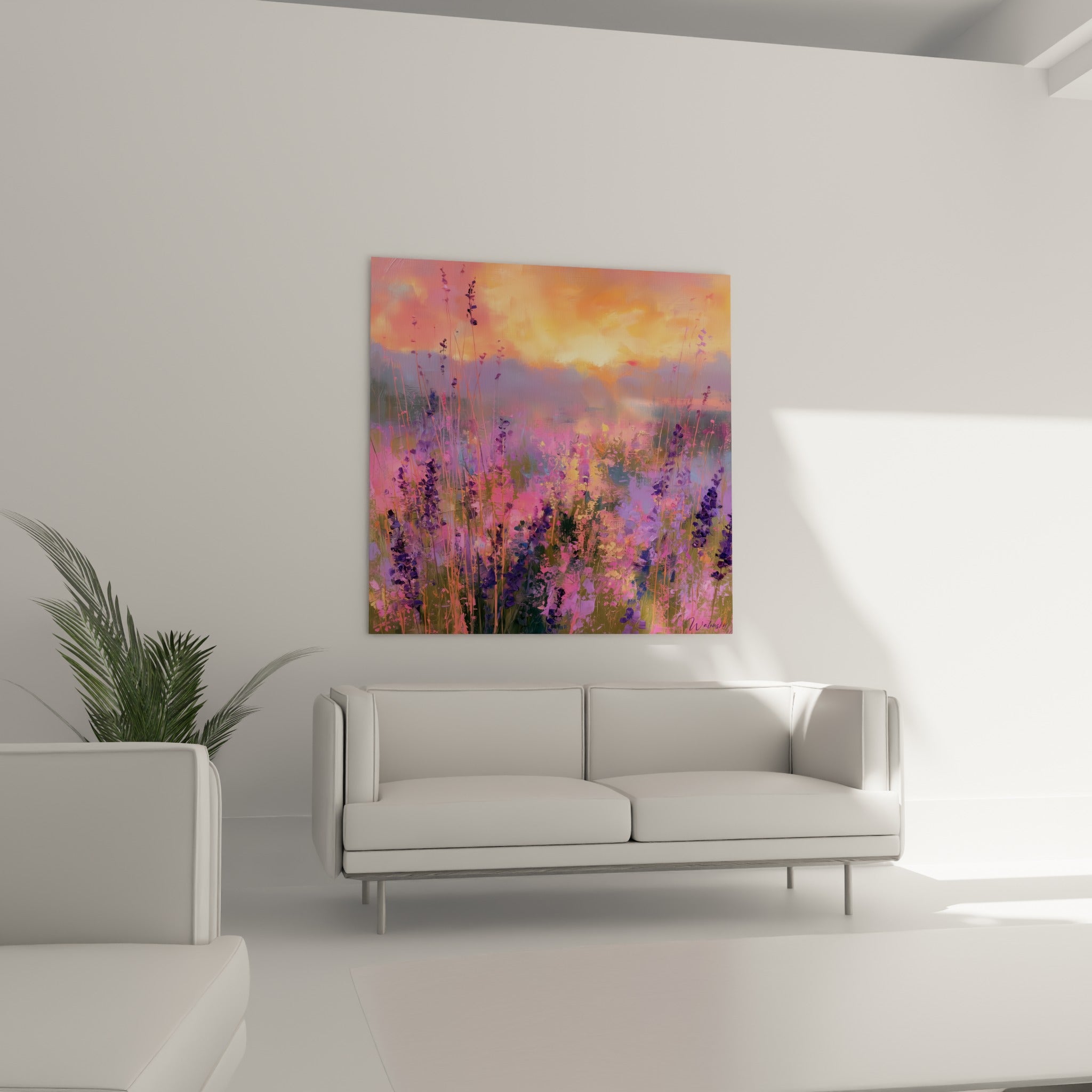 Champ de lavande aux teintes violettes et pêche, accroché au-dessus d'un canapé dans un salon lumineux