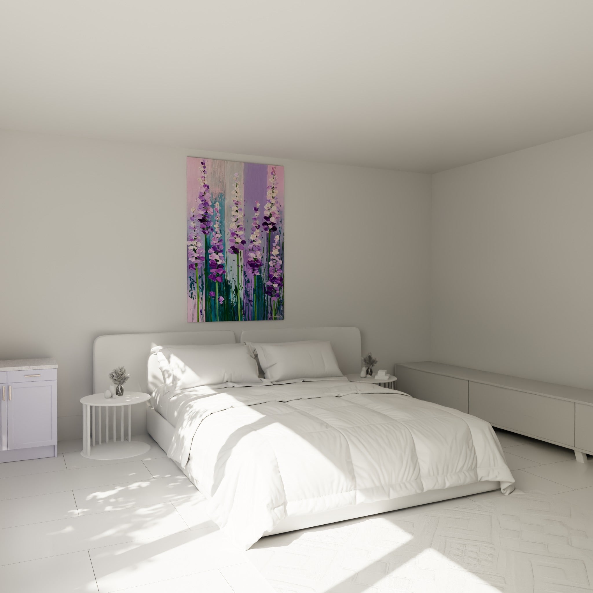 Fleurs de lavande pourpres et roses accrochées au-dessus d'un lit dans une chambre claire