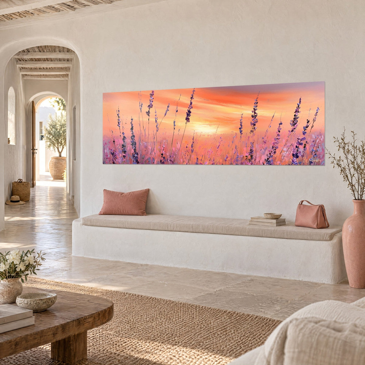 Quadro campo fiorito con steli porpora su sfondo albicocca e corallo, pennellate spesse, panca bianca e arco in pietra