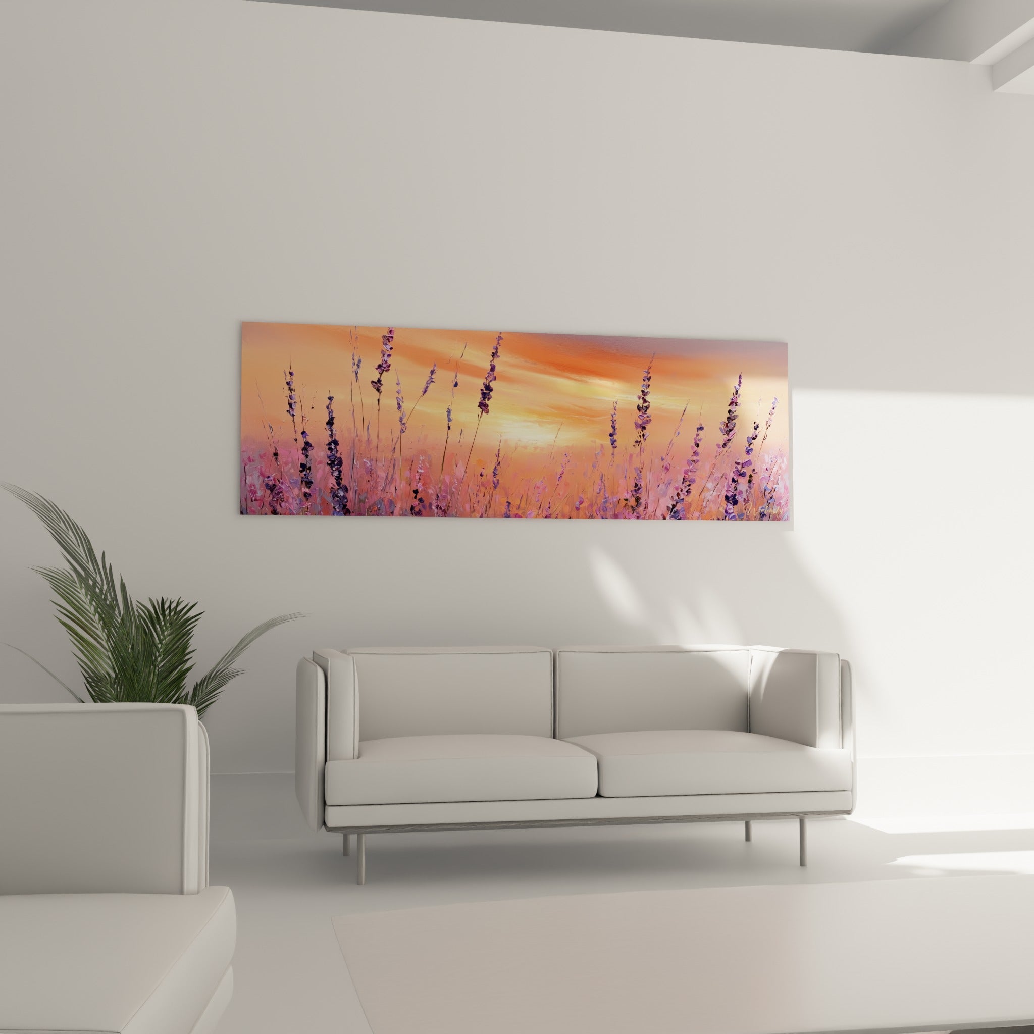 Fleurs de lavande pourpres et horizon orange peints, suspendus au-dessus d'un canapé dans un salon lumineux