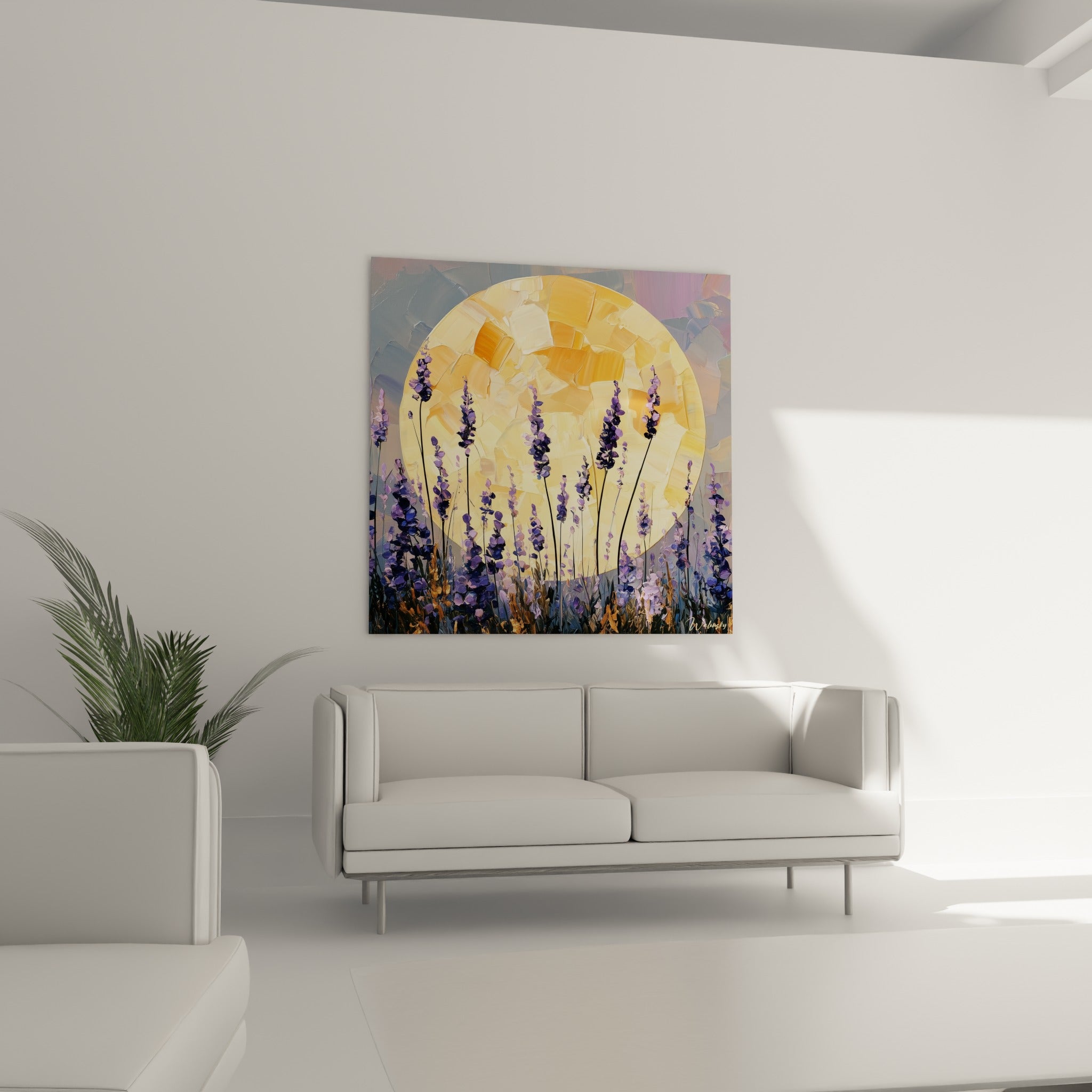 Fleurs de lavande violettes et lumière dorée en spatule, au-dessus d'un canapé dans un salon lumineux