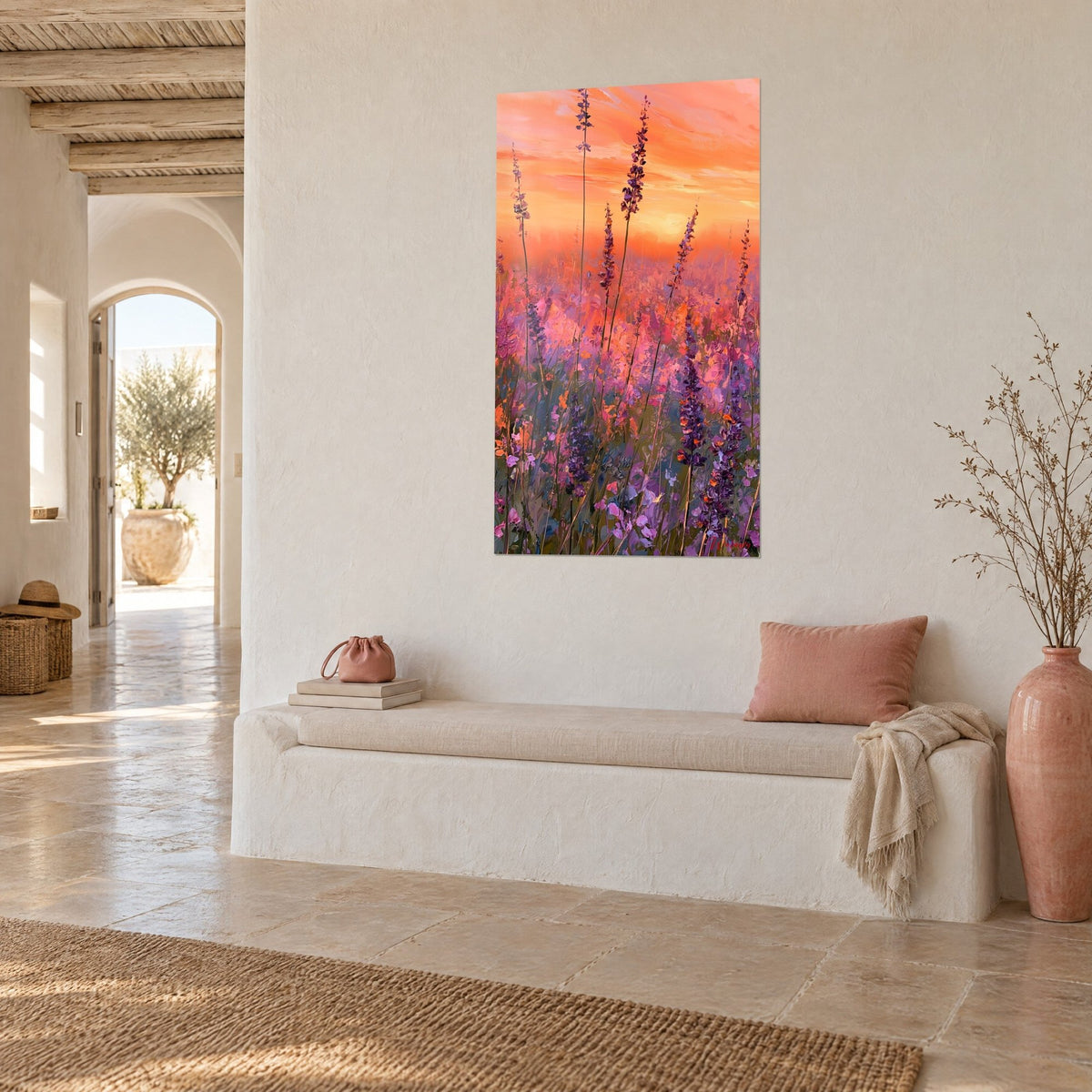 Gemälde blühende Wiese in der Dämmerung, orangefarbener Himmel und pflaumenfarbene Blüten, Dreiviertelansicht über einer weißen Bank, mediterranes Haus