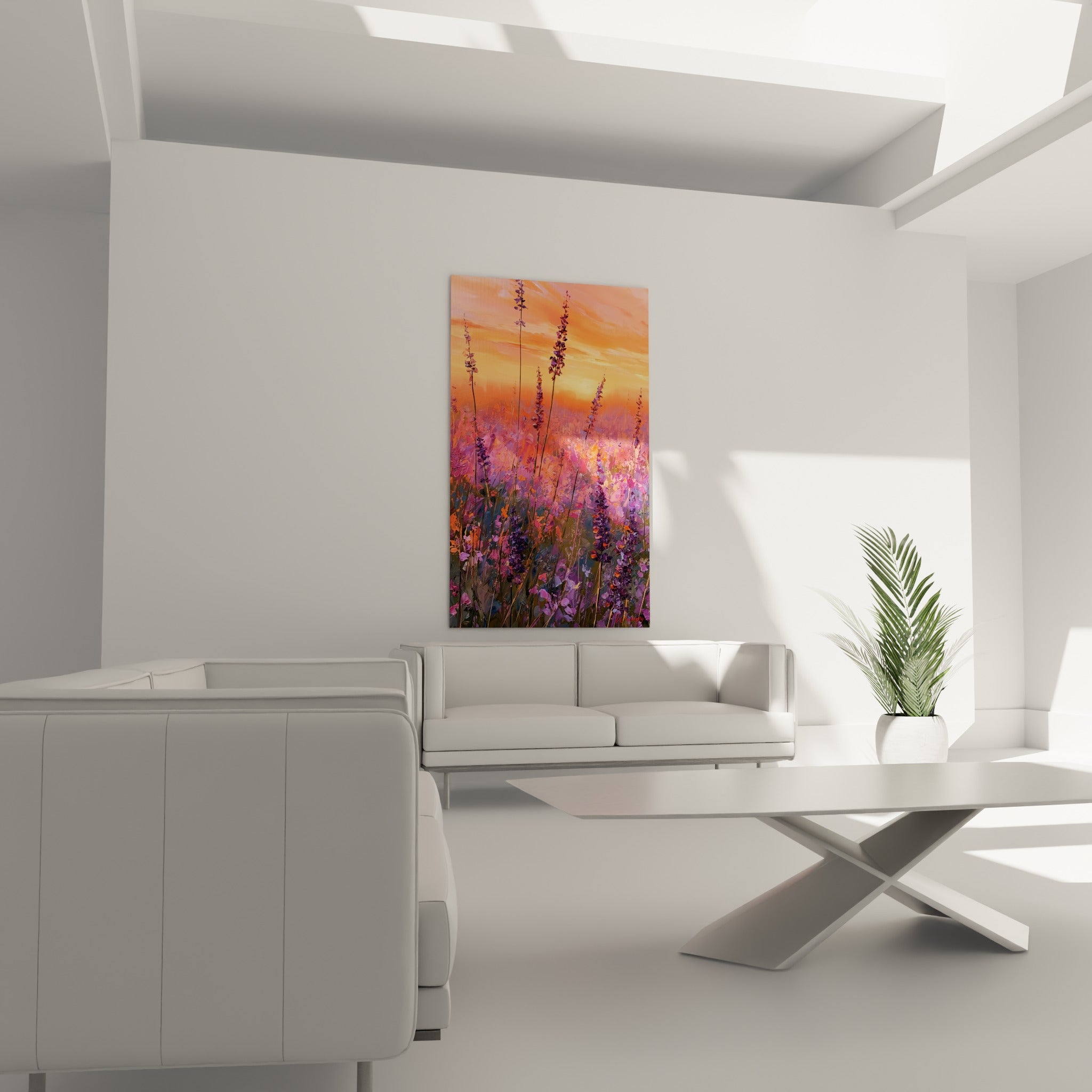 Fleurs de lavande mauves et roses dans une lumière dorée, au-dessus d'un canapé dans un salon lumineux
