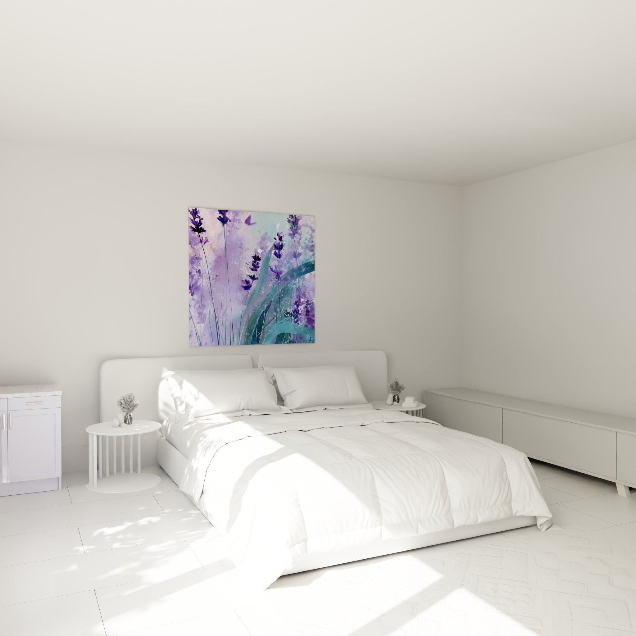 Fleurs de lavande violettes et roses pâles au-dessus d'un lit dans une chambre claire