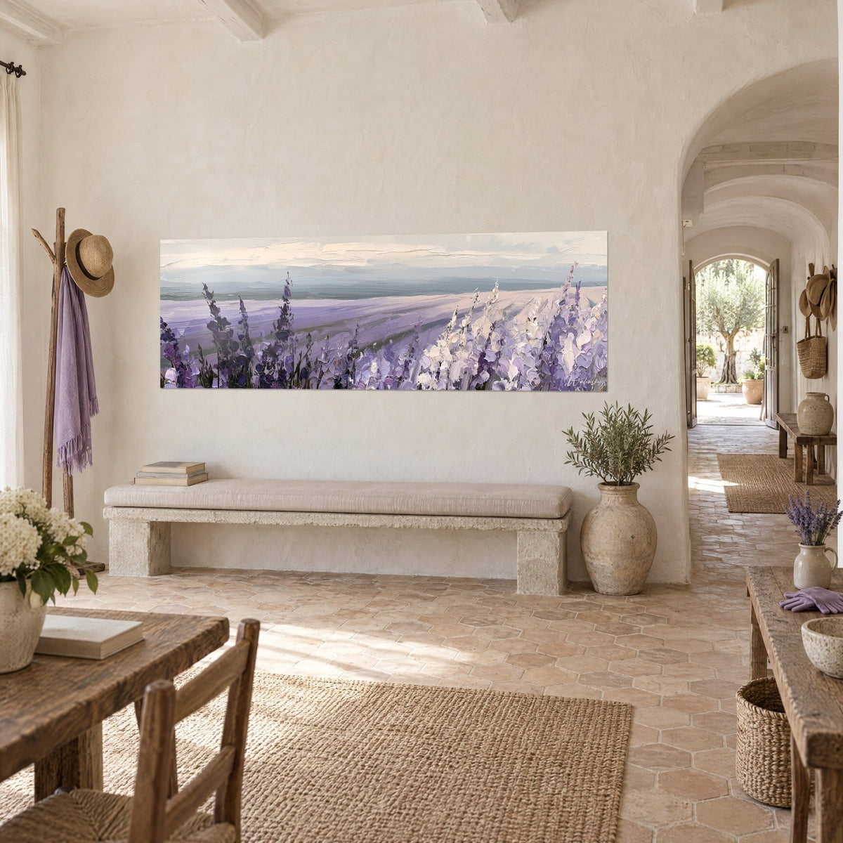 Quadro spighe di lavanda con pennellate a spatola malva e avorio, filari che svaniscono verso l'orizzonte grigio, in un corridoio di casale