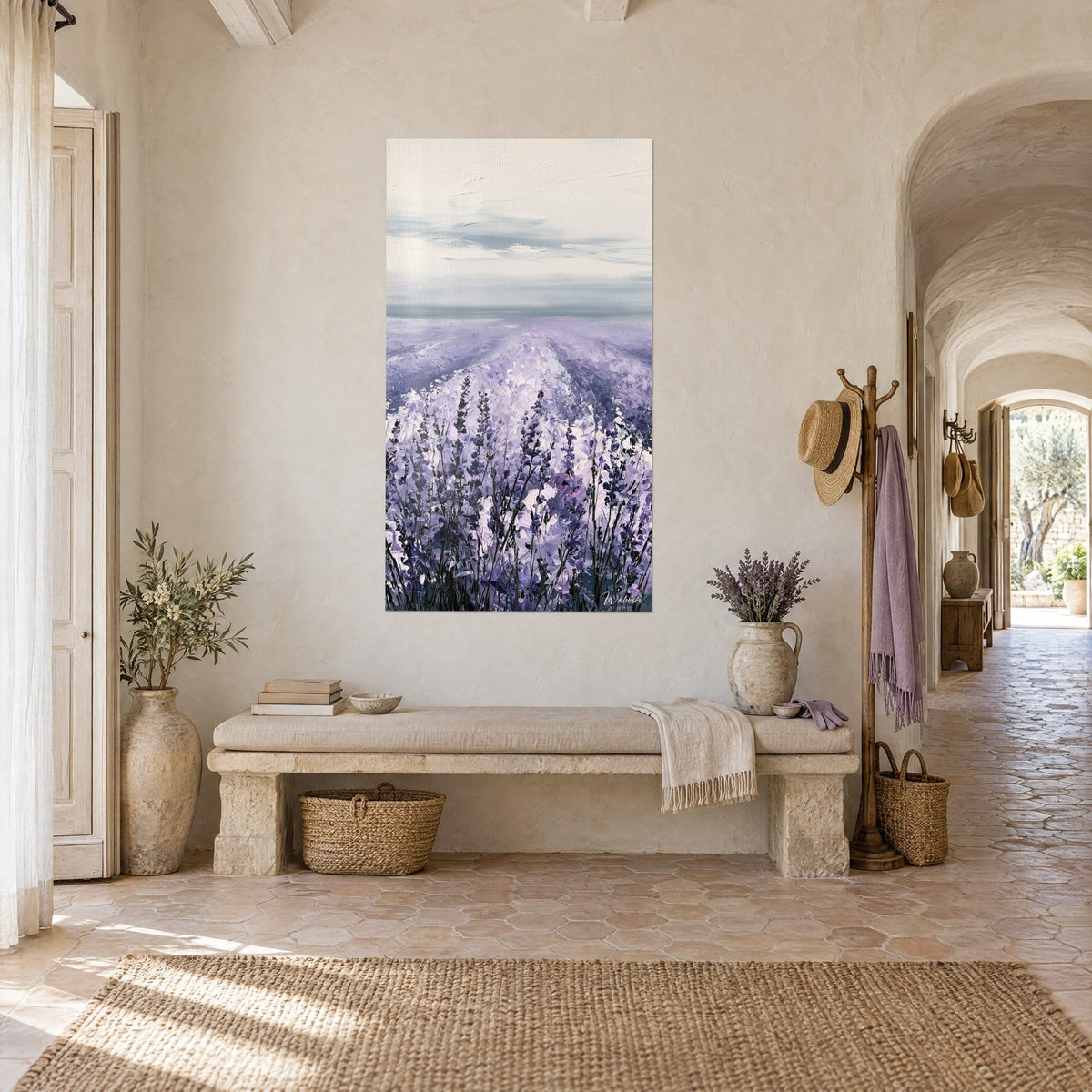 Quadro filari di lavanda che sfumano verso l'orizzonte, lilla pallido e grigio-azzurro, di fronte a una panca di pietra, casolare provenzale
