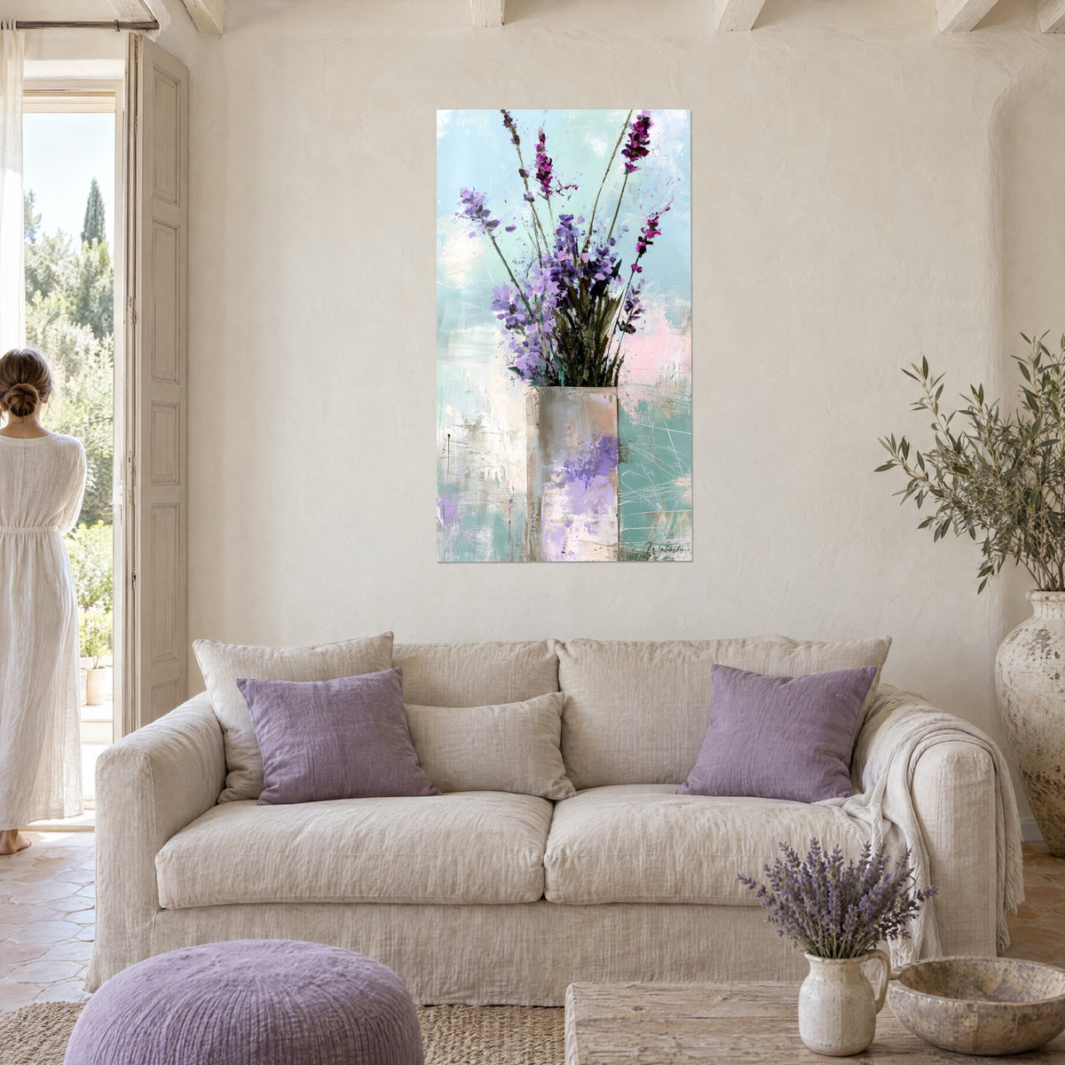 Quadro bouquet di lavanda malva che sboccia da un vaso beige su uno sfondo turchese e rosa, sopra un divano in un soggiorno luminoso