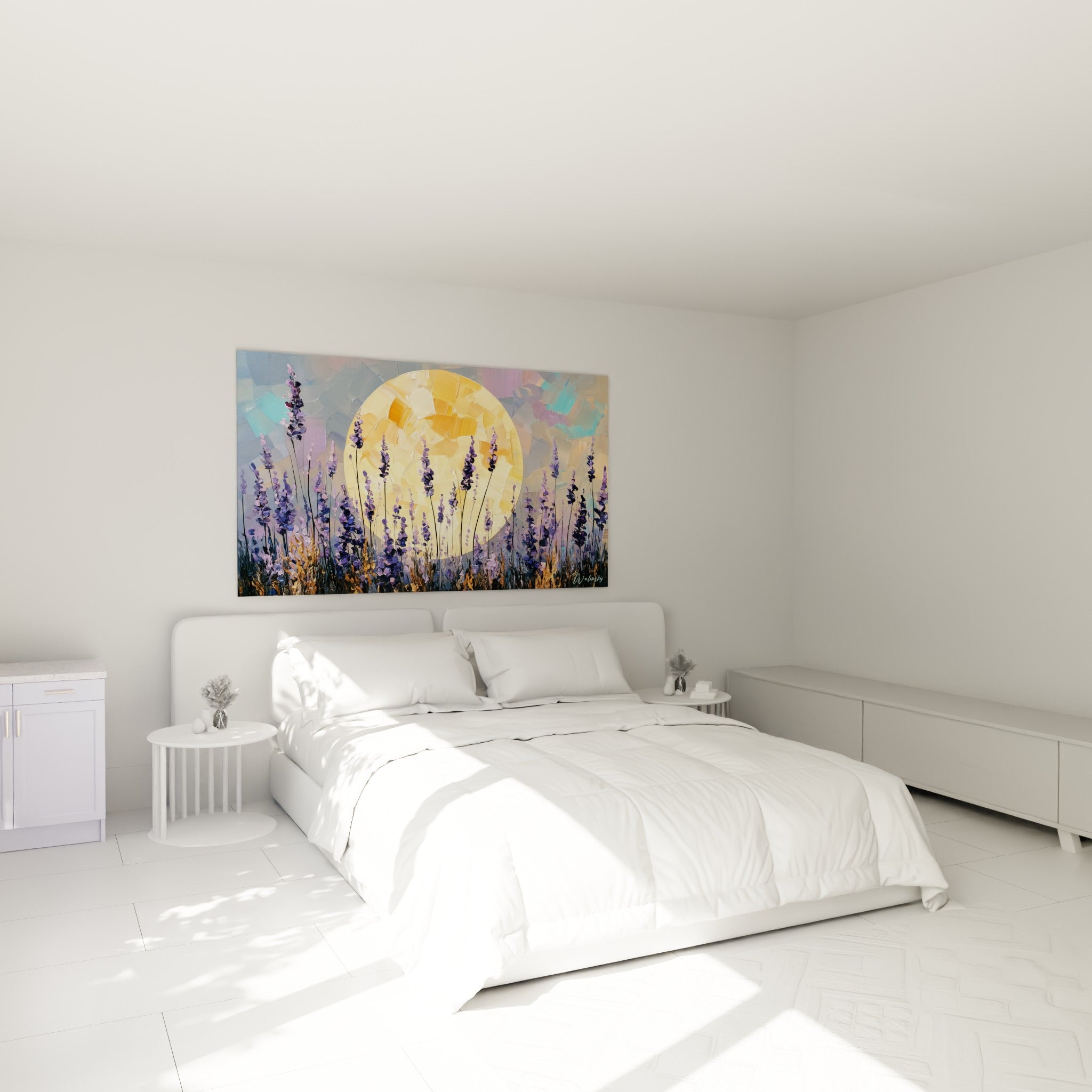 Fleurs violettes et soleil doré peints en relief, accrochés au-dessus d'un lit dans une chambre claire