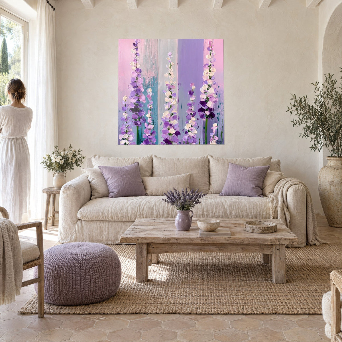 Gemälde Rittersporn-Ähren in Mauve und Cremeweiß in dicker Textur auf rosa Pastellgrund, über einem Sofa in einem hellen Wohnzimmer
