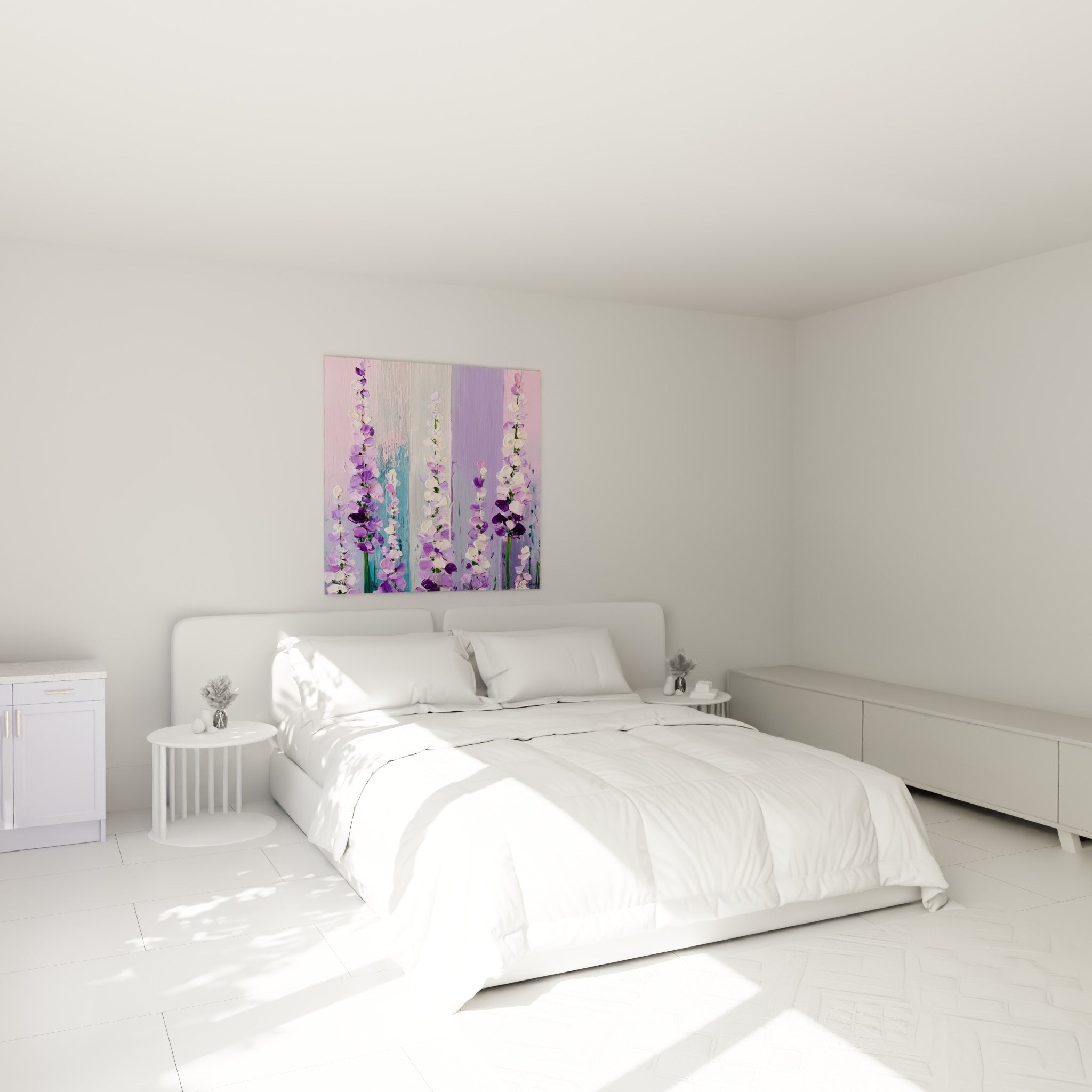 Fleurs violettes et blanc crème disposées en épis, au-dessus d'un lit dans une chambre claire