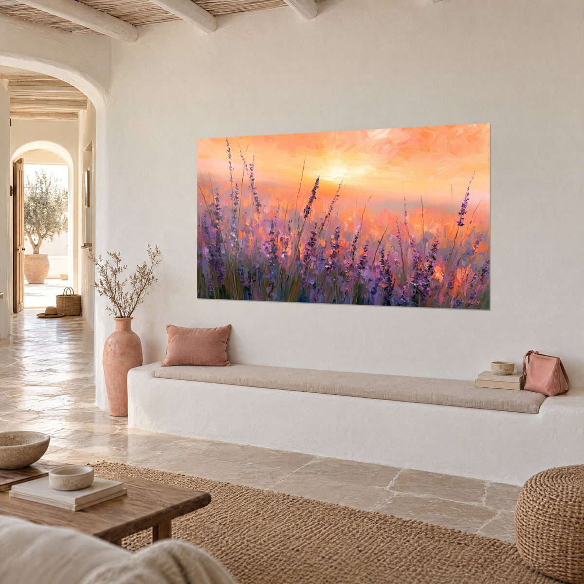 Quadro prato fiorito al crepuscolo, tocchi pesca e malva, vista a tre quarti su un muro bianco sporco di una casa provenzale