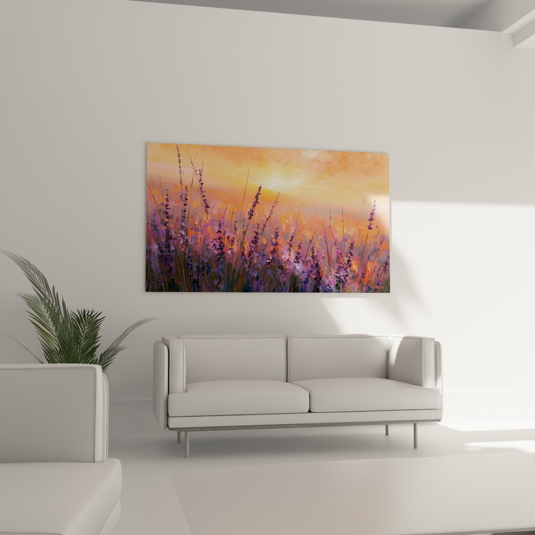 Fleurs de lavande violettes sur fond orangé lumineux, toile au-dessus d'un canapé dans un salon lumineux