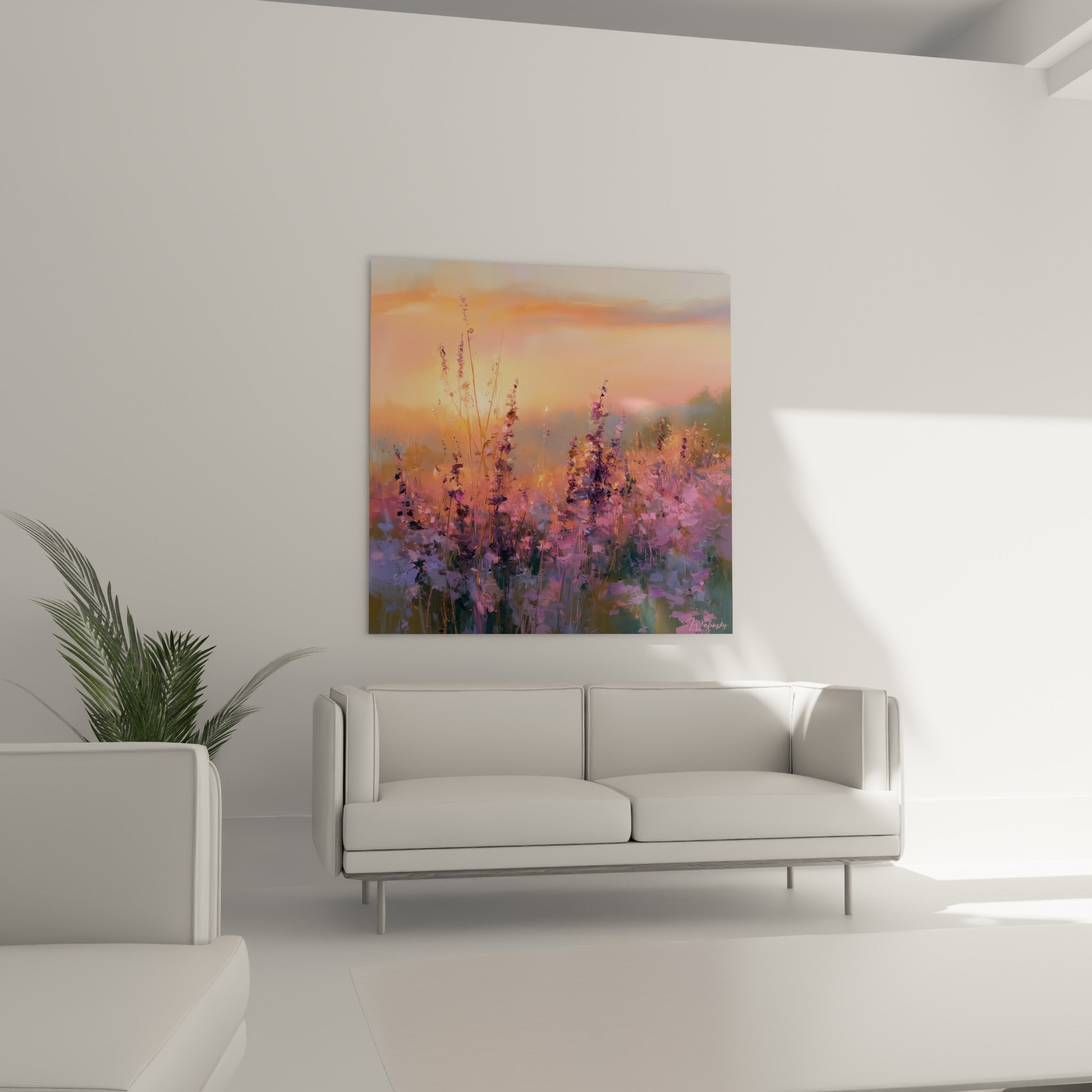 Épis de lavande violette et fond orangé accrochés au-dessus d'un canapé dans un salon lumineux