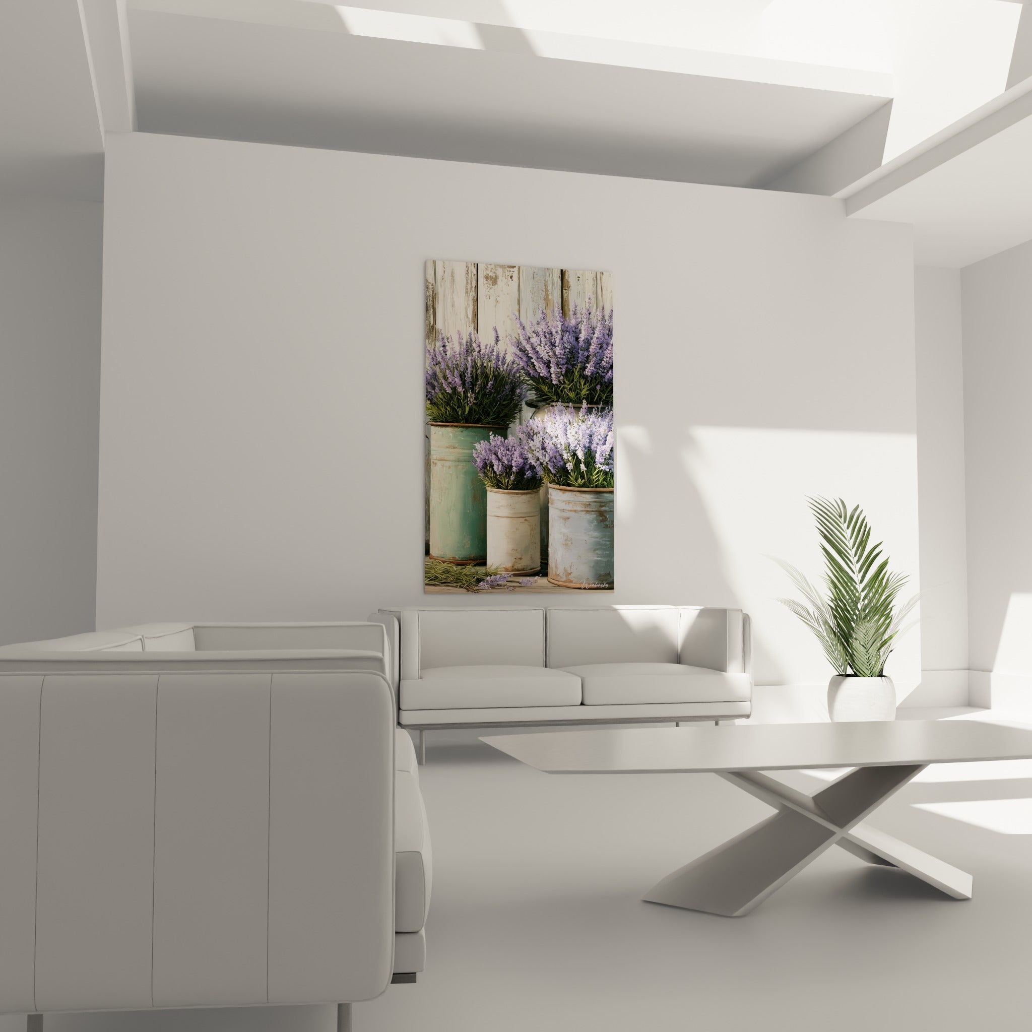 Fleurs de lavande violette et pots patinés verts, au-dessus d'un canapé dans un salon lumineux