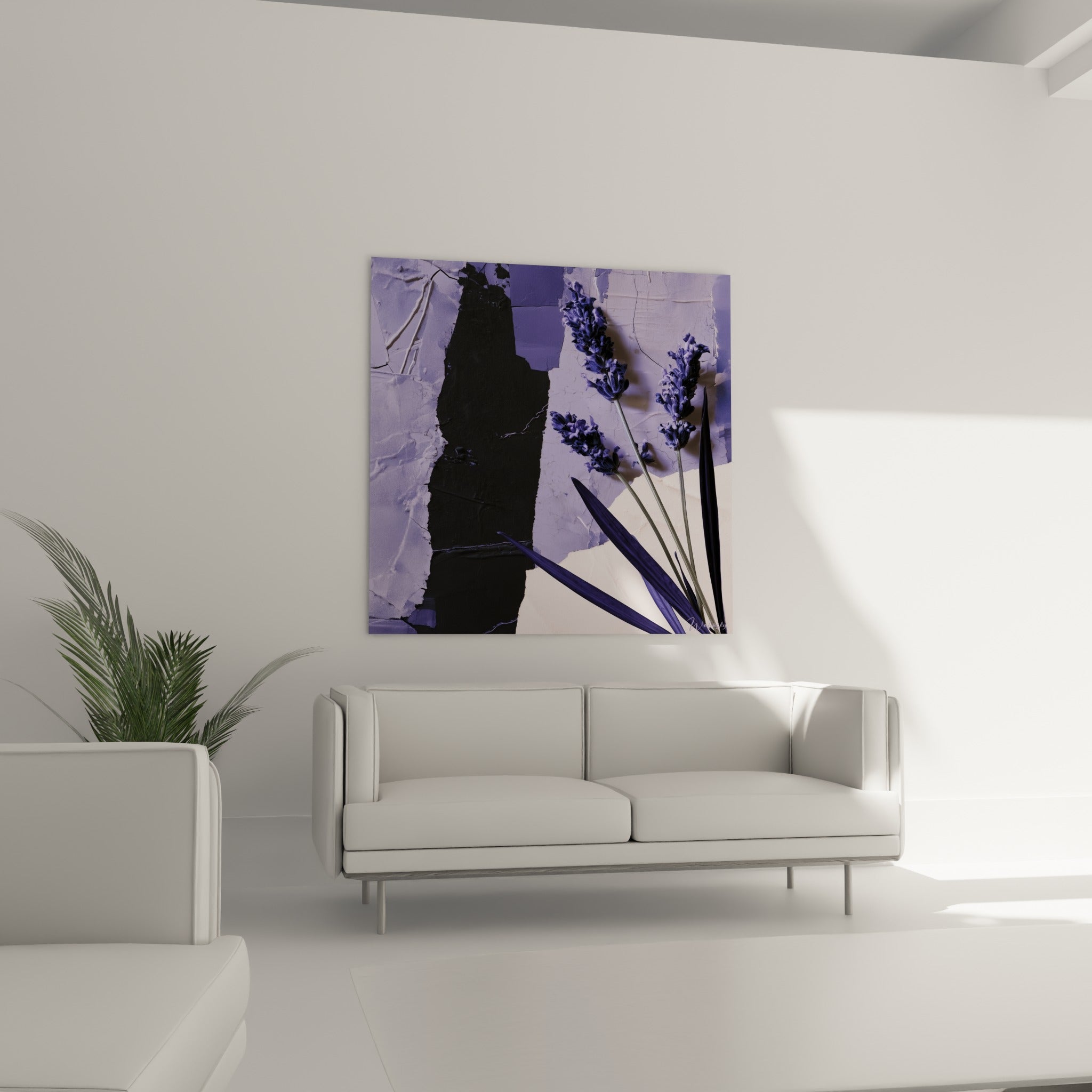 Tiges de lavande violette sur fond papier ivoire déchiré accrochées au-dessus d'un canapé dans un salon lumineux