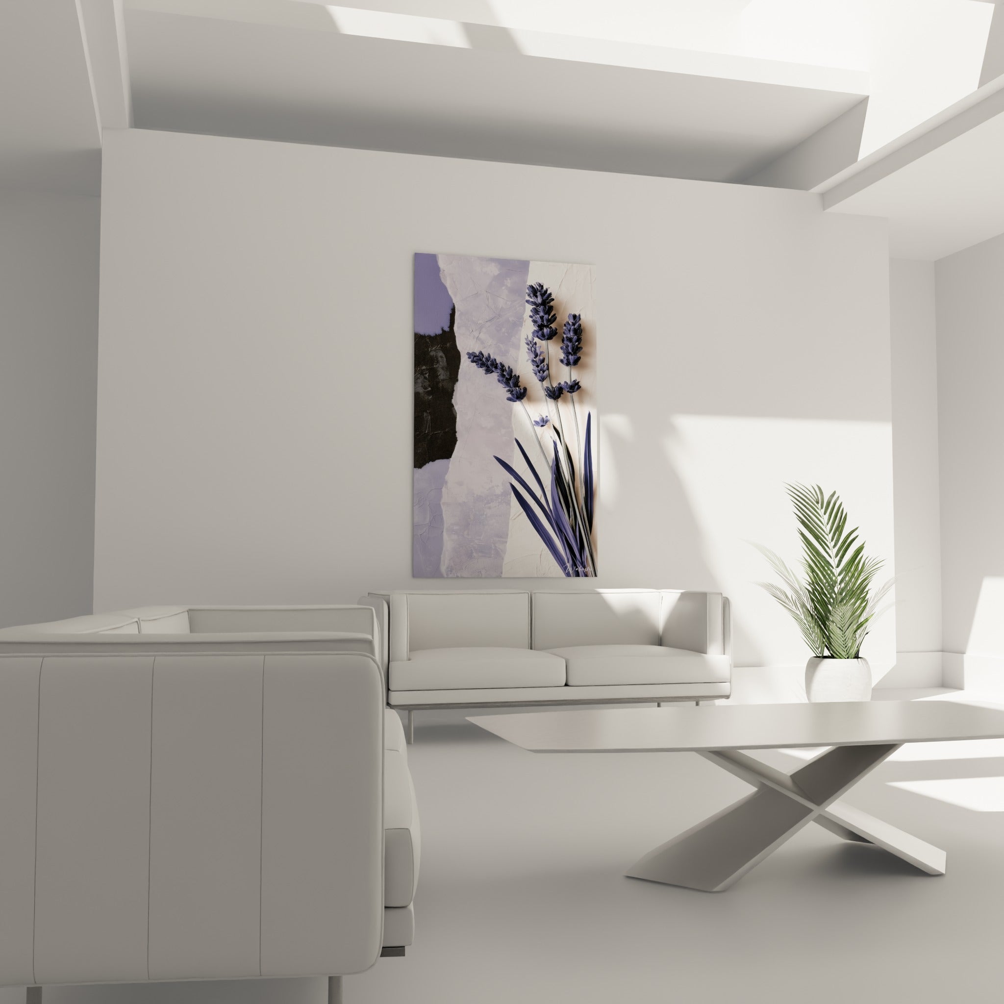 Épis de lavande bleu marine et feuilles violettes au-dessus d'un canapé dans un salon lumineux
