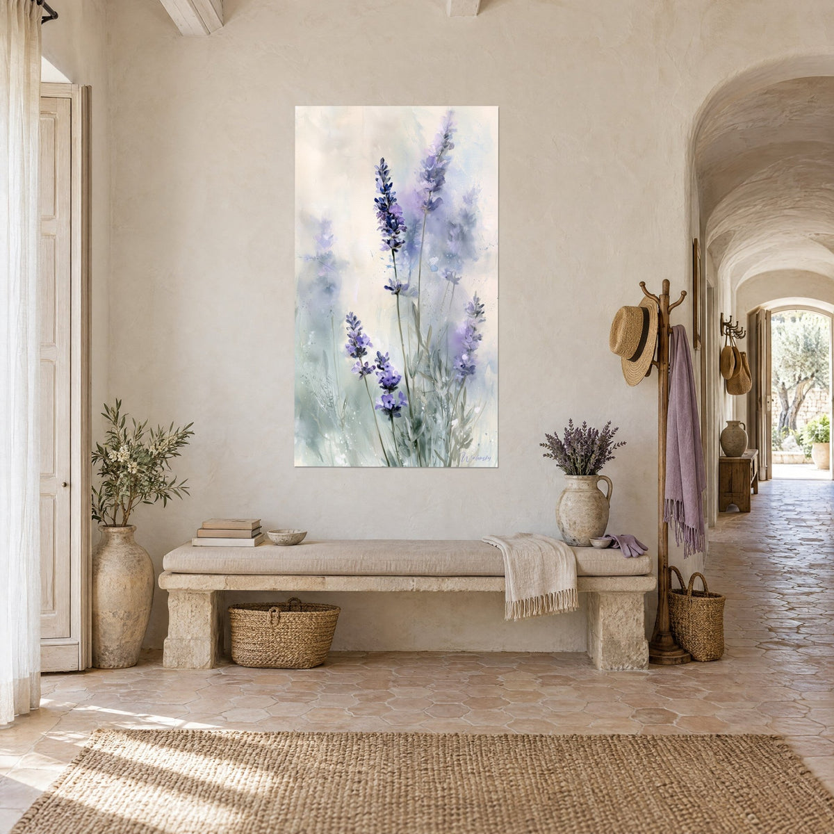 Schilderij lavendelbloemen in aquarel, slanke tere groene stengels en mauve bloemblaadjes, naast een stenen bank van het mas