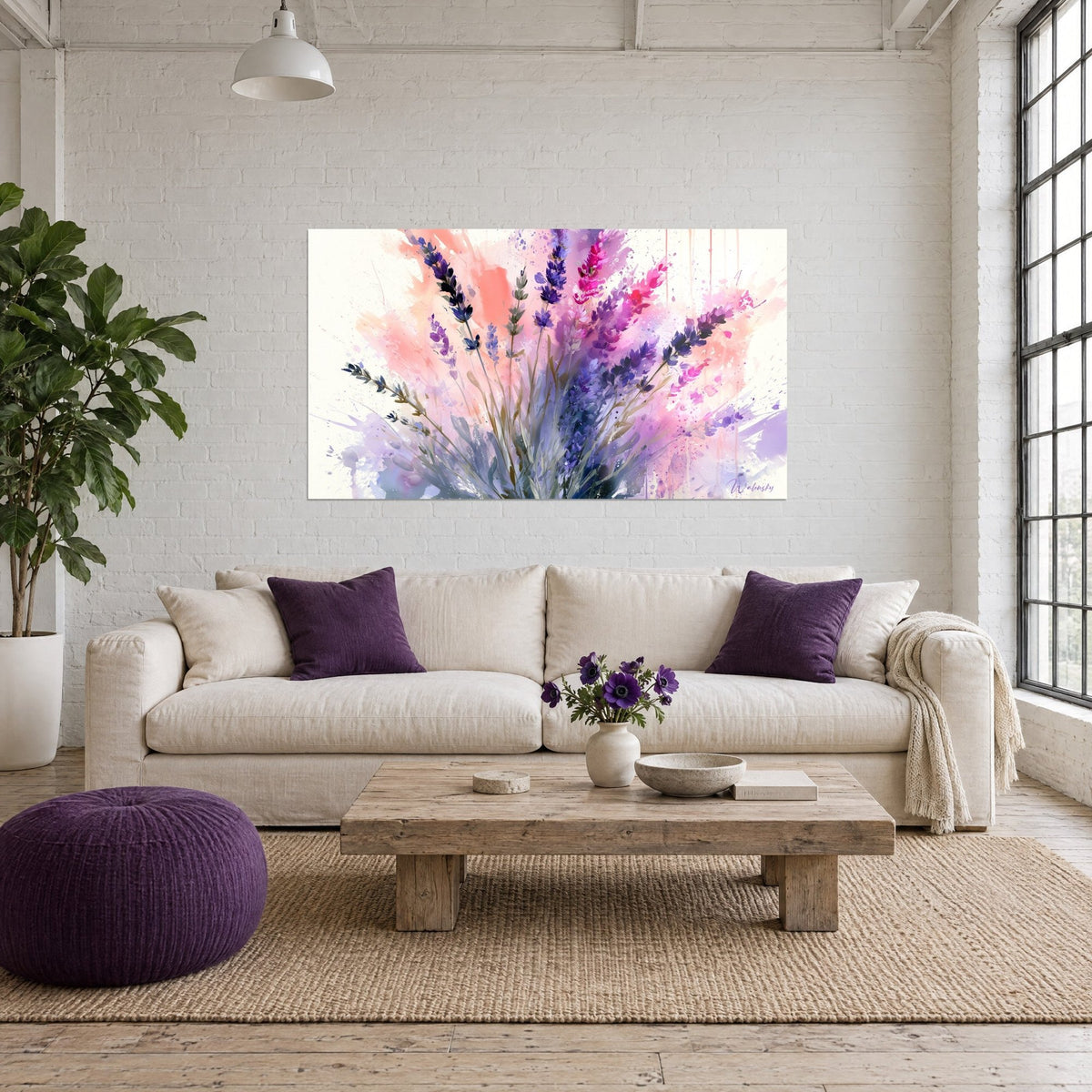 Cuadro ramo de lavanda explosivo, espigas violetas y flores fucsia sobre fondo coral, goteos, encima de un sofá en un salón luminoso