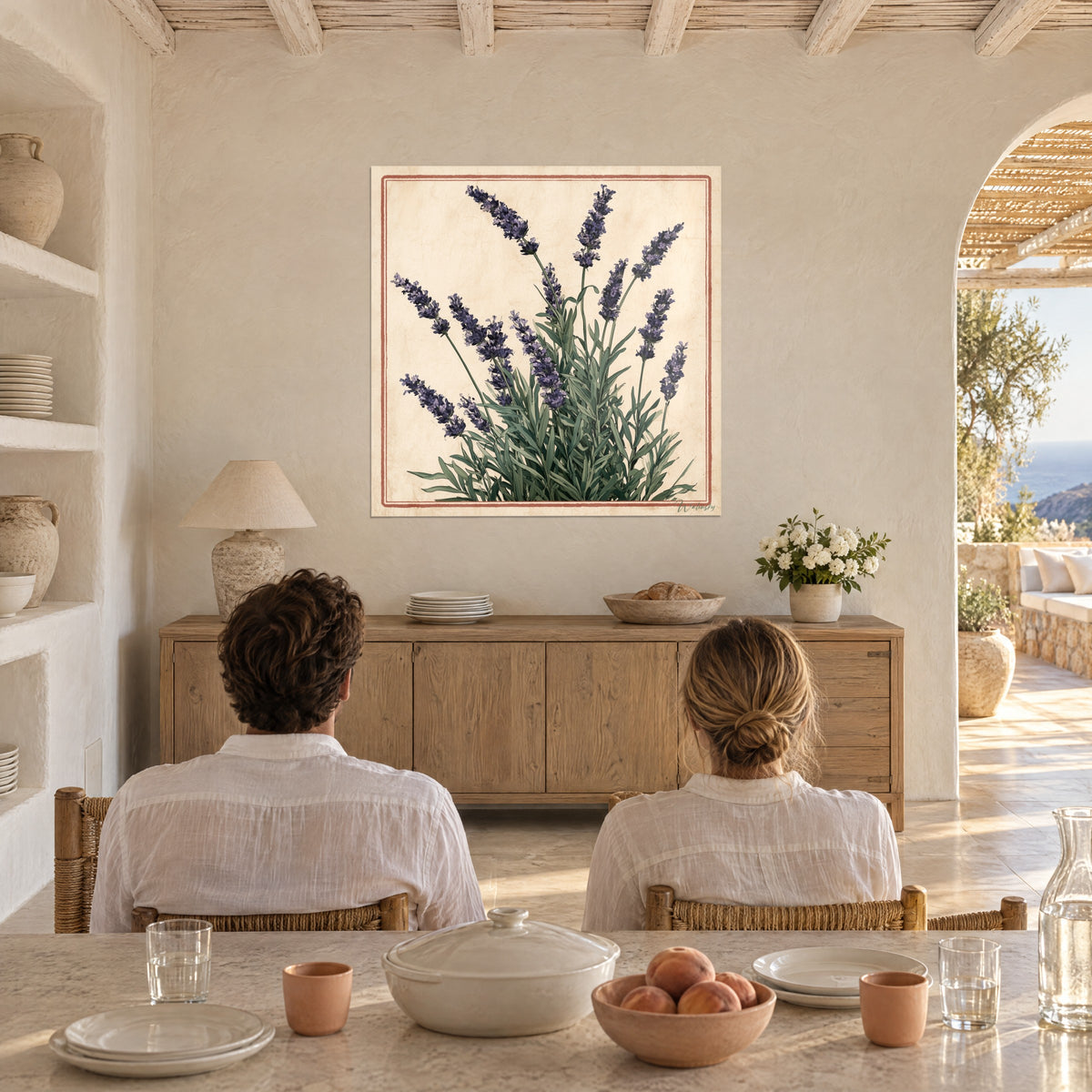 Gemälde provenzalisches Lavendel-Herbarium in Violett, terrakottafarbene Einfassung auf cremefarbenem Grund, vom Esstisch eines Sommerwohnzimmers aus gesehen