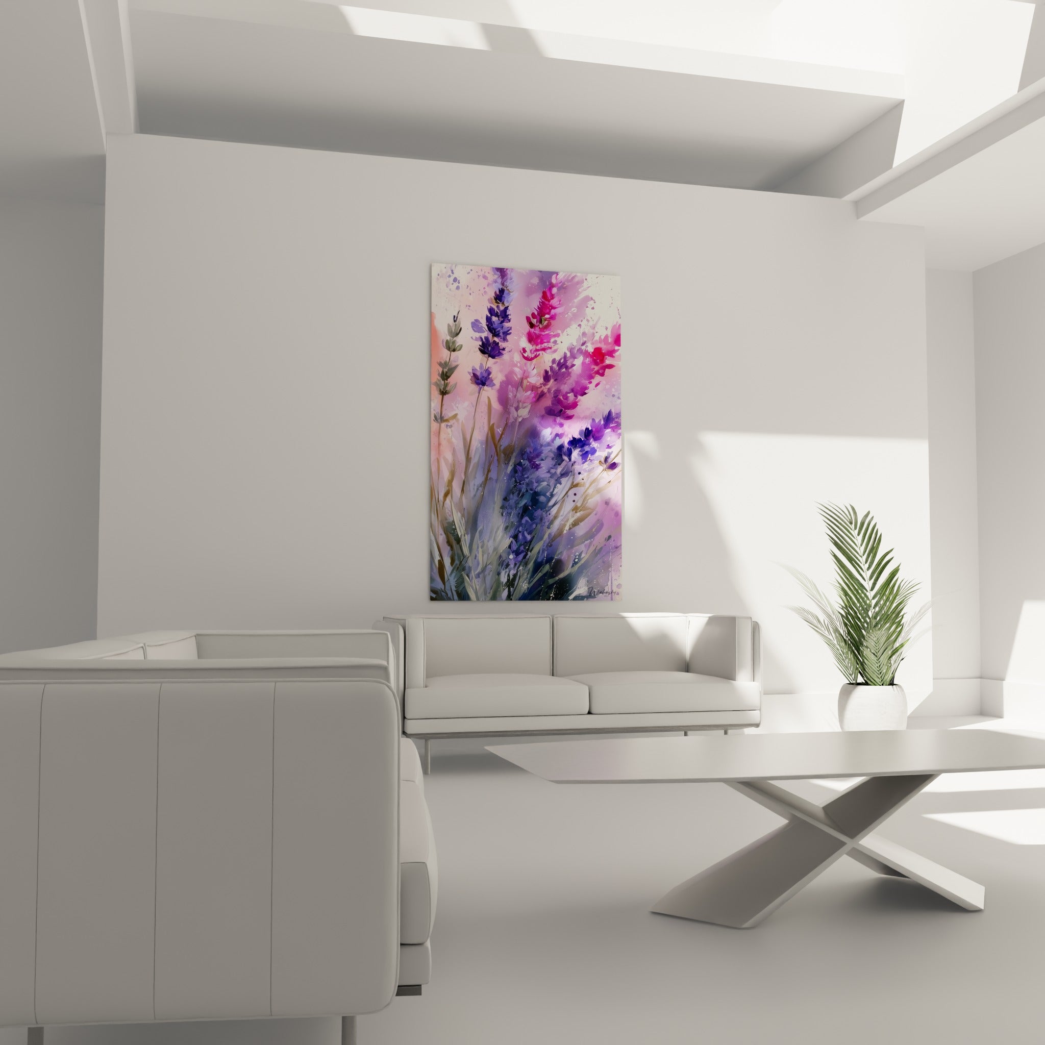 Fleurs de lavande indigo et pointes fuchsia au-dessus d'un canapé dans un salon lumineux