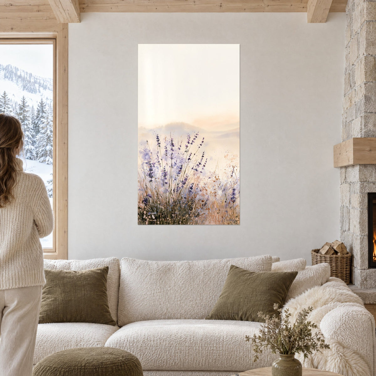 Quadro spighe di lavanda viola su sfondo crema dell'alba, due figure di spalle, sopra un divano in un soggiorno luminoso