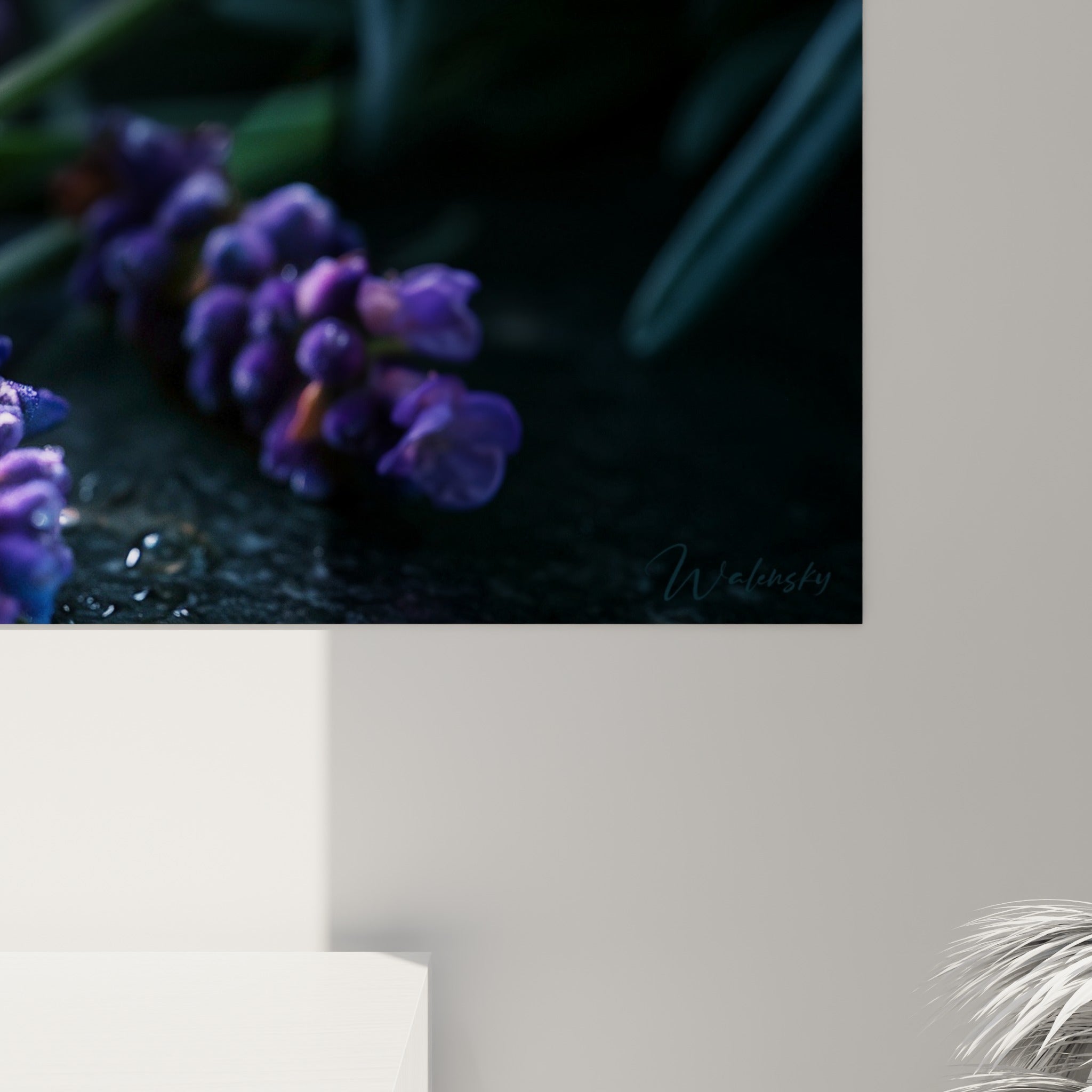 Pétales violets et gouttes d'eau scintillantes visibles de près sur la toile texturée de l'œuvre