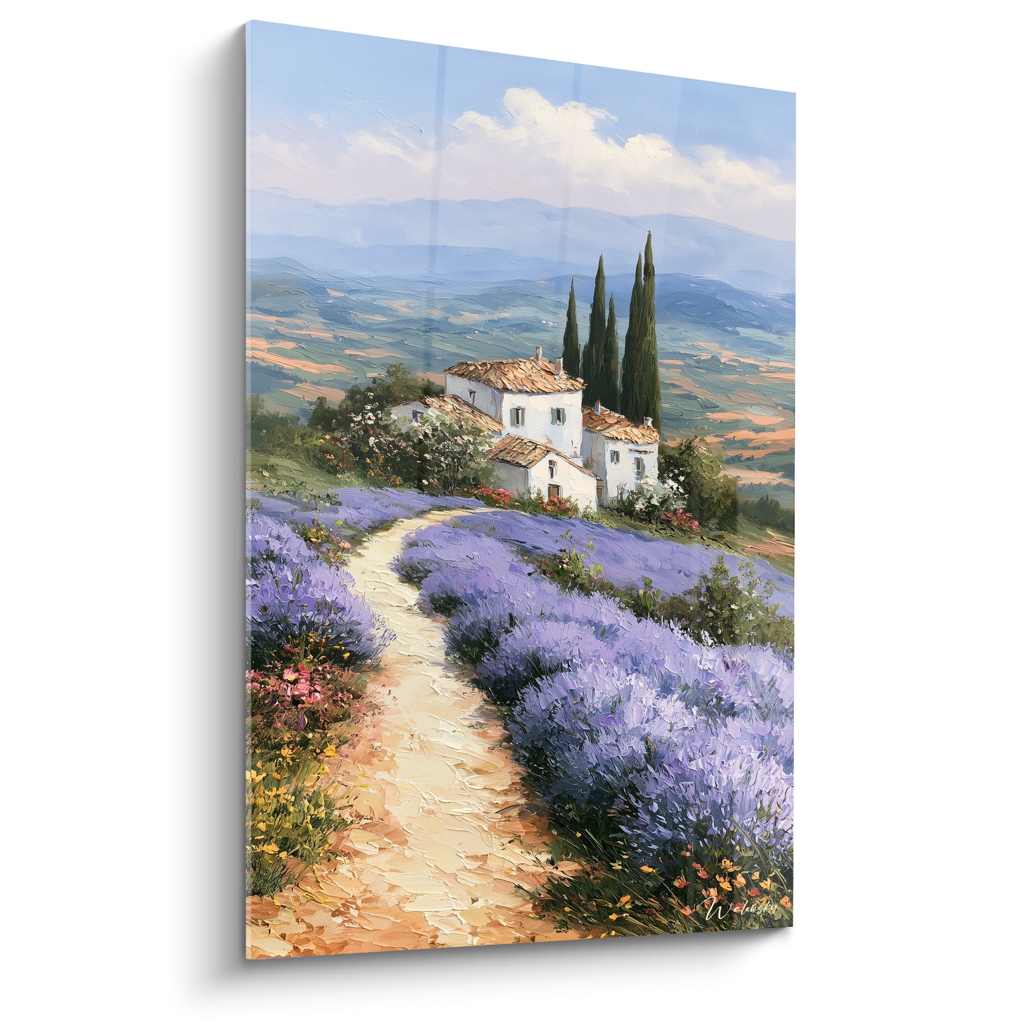 Mas provençal blanc entouré de lavande violette et d'un chemin ocre lumineux