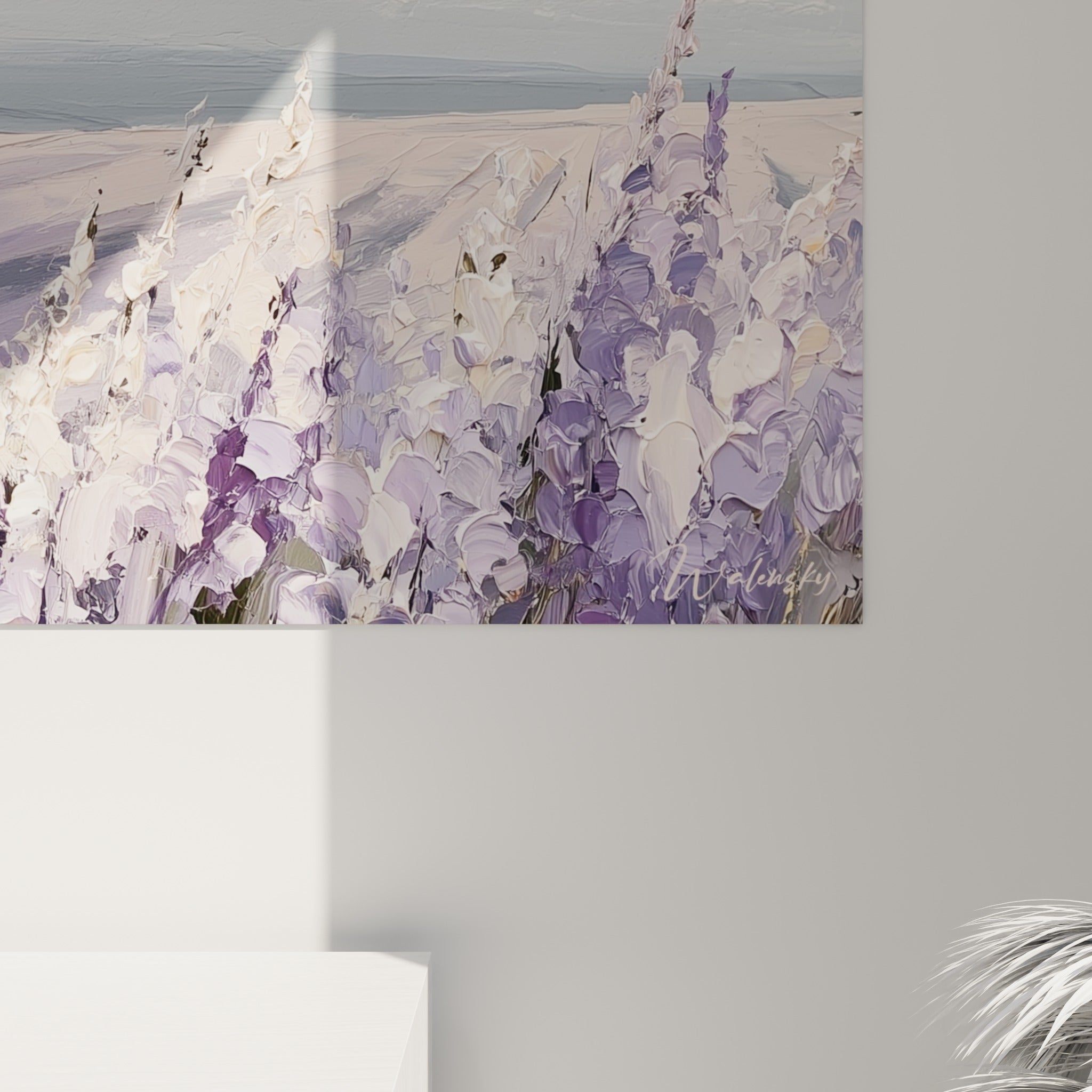 Matière épaisse de peinture violette et blanche révélant le grain et les empâtements de la toile