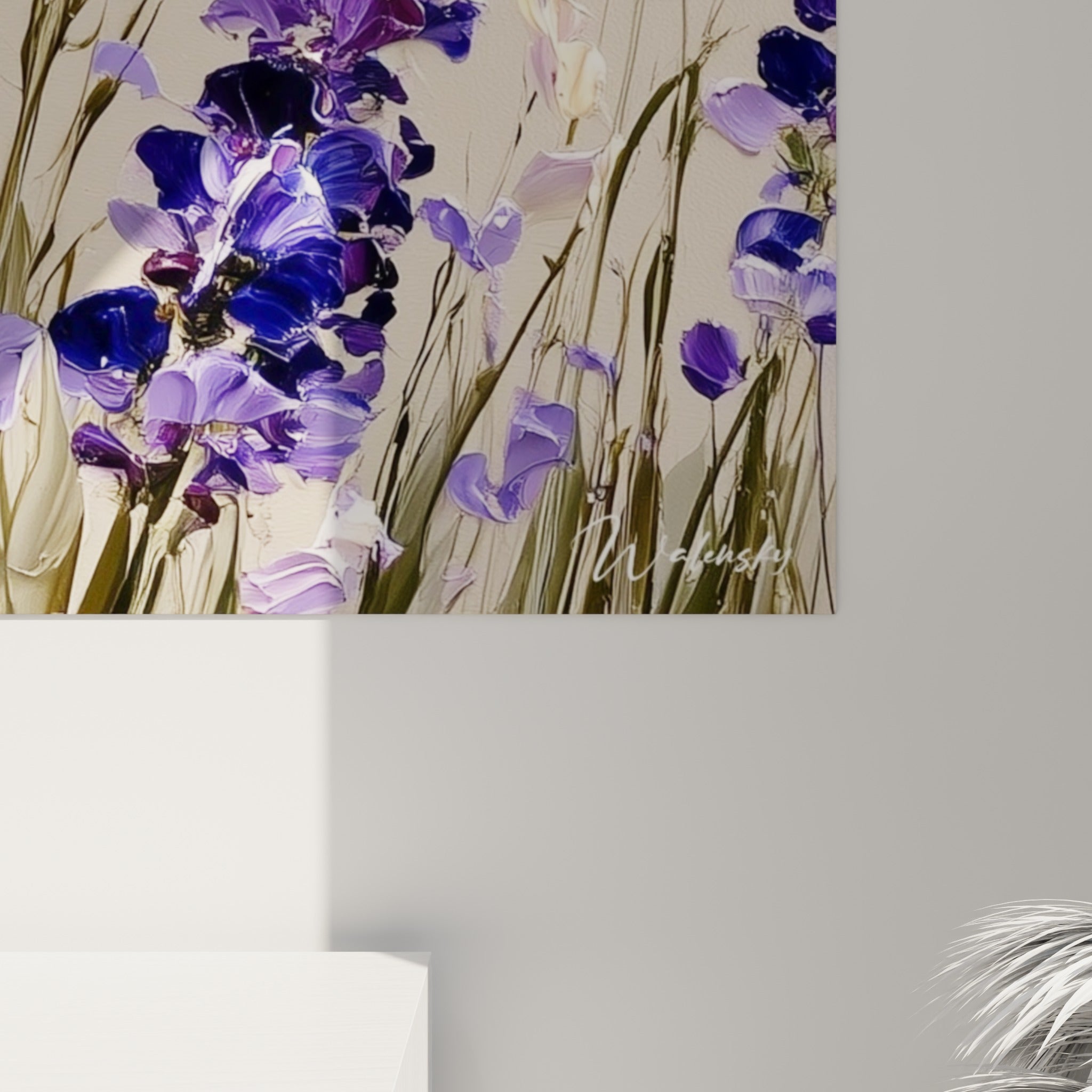 Empâtements violets et lilas visibles de près, matière épaisse sur fond beige texturé