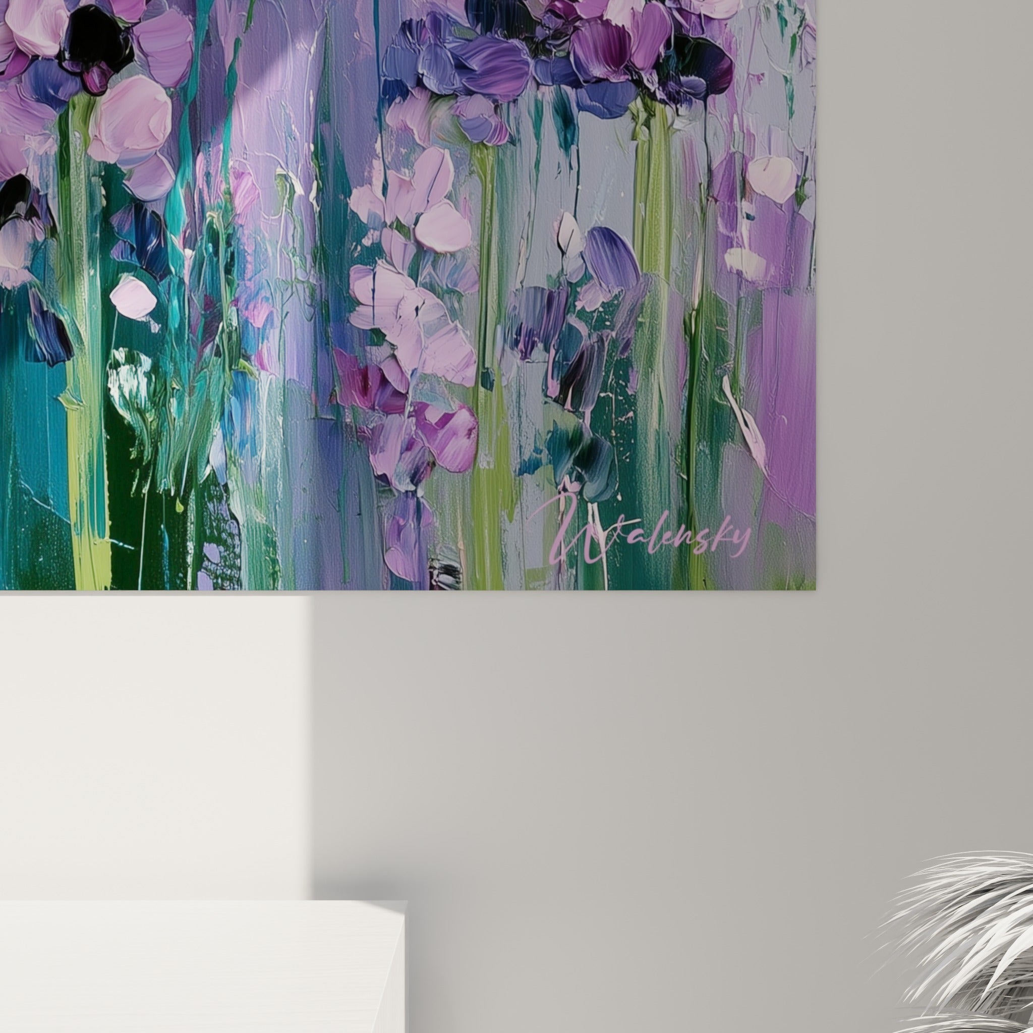 Empâtements violets et blancs de Lavande révèlent une matière épaisse et des coulures de peinture texturée
