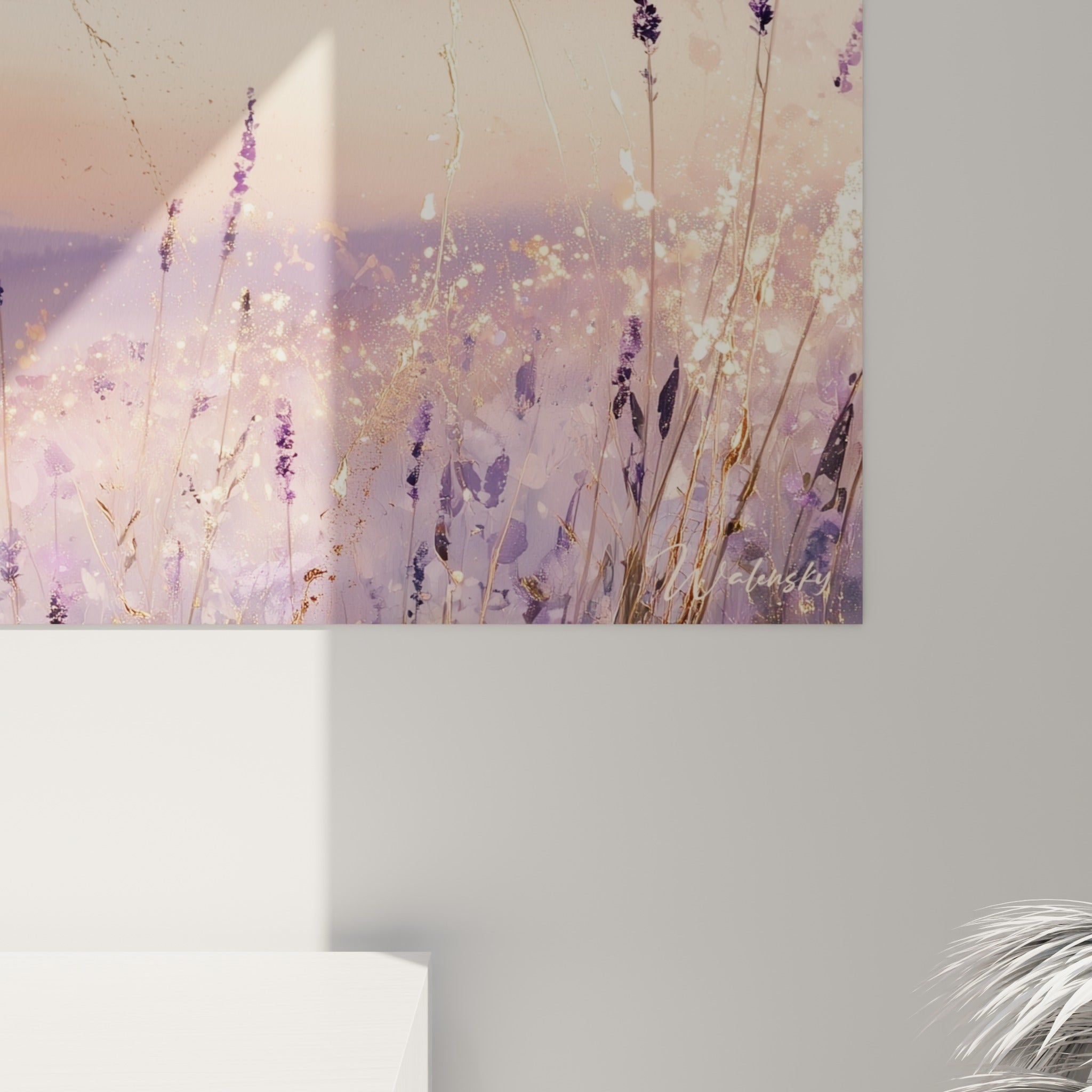 Grain de peinture sur épis de lavande mauve et touches dorées, coulures légères visibles de près