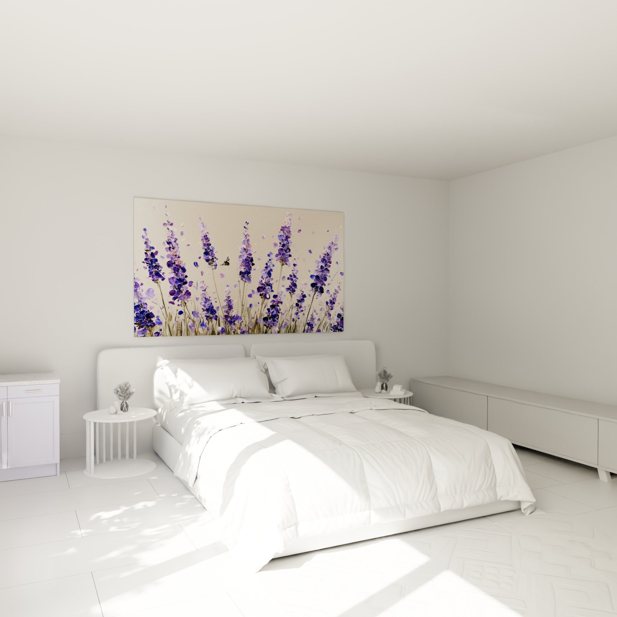 Lavande violette et beige sable avec abeille en vol, au-dessus d'un lit dans une chambre claire