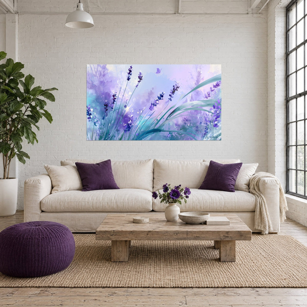 Cuadro espigas de lavanda moradas sobre cielo pastel, hierbas turquesas y una mariposa lila, sobre un sofá en un salón luminoso