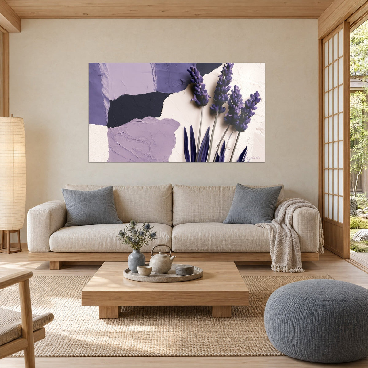 Gemälde Lavendelähren in Purpur auf zerrissenem Papier in Flieder, Anthrazit und Elfenbein, über einem Sofa in einem hellen Wohnzimmer