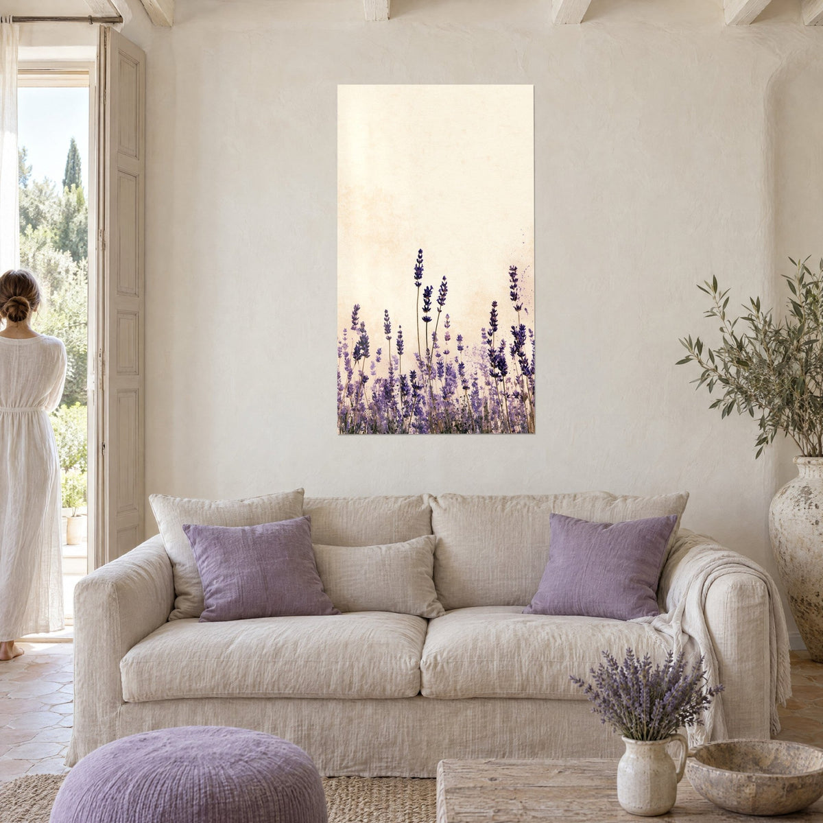 Gemälde Lavendel mit violetten Ähren auf strukturiertem cremefarbenem Hintergrund, über einem Sofa in einem hellen Wohnzimmer
