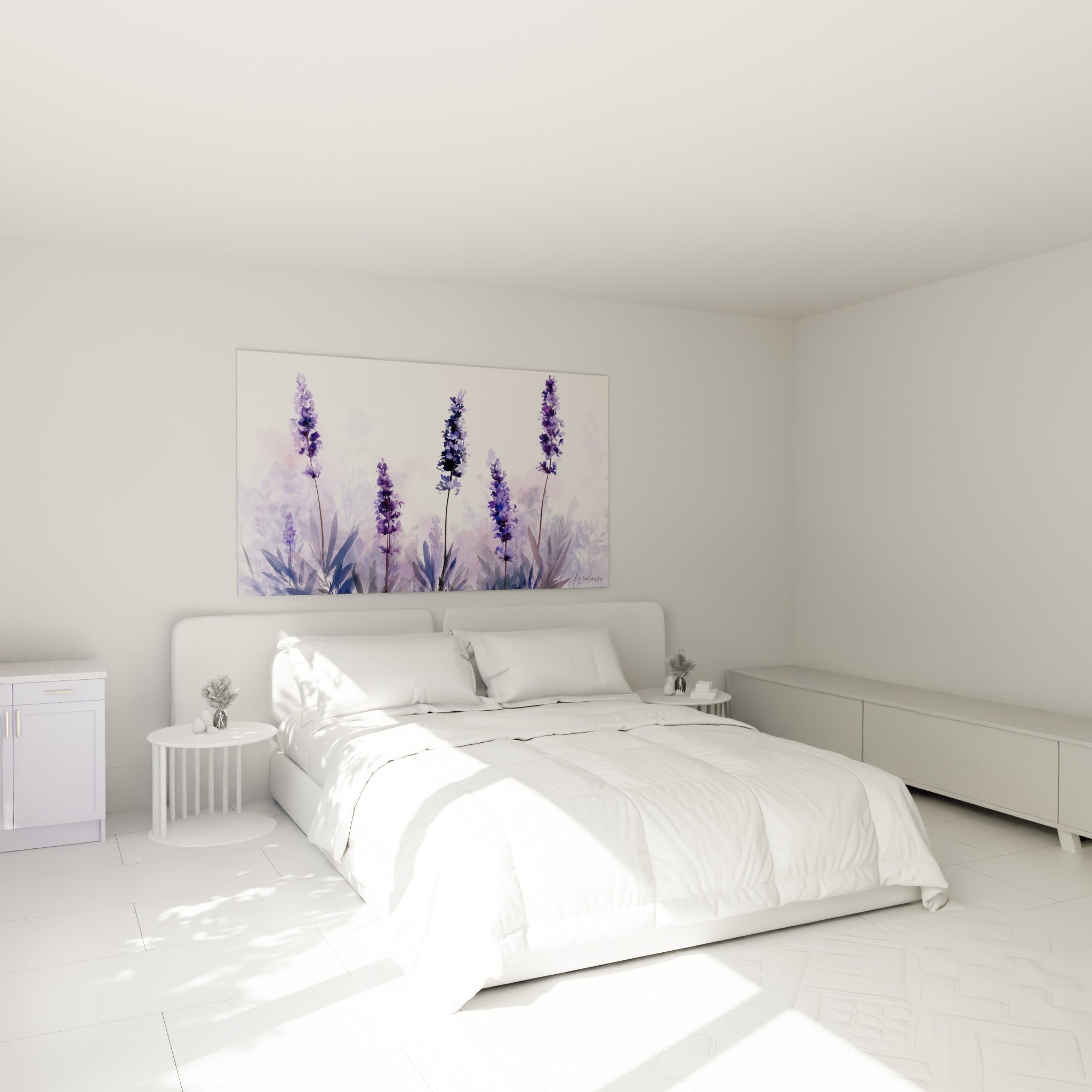 Épis de lavande violette et bleu pastel accrochés au-dessus d'un lit dans une chambre claire