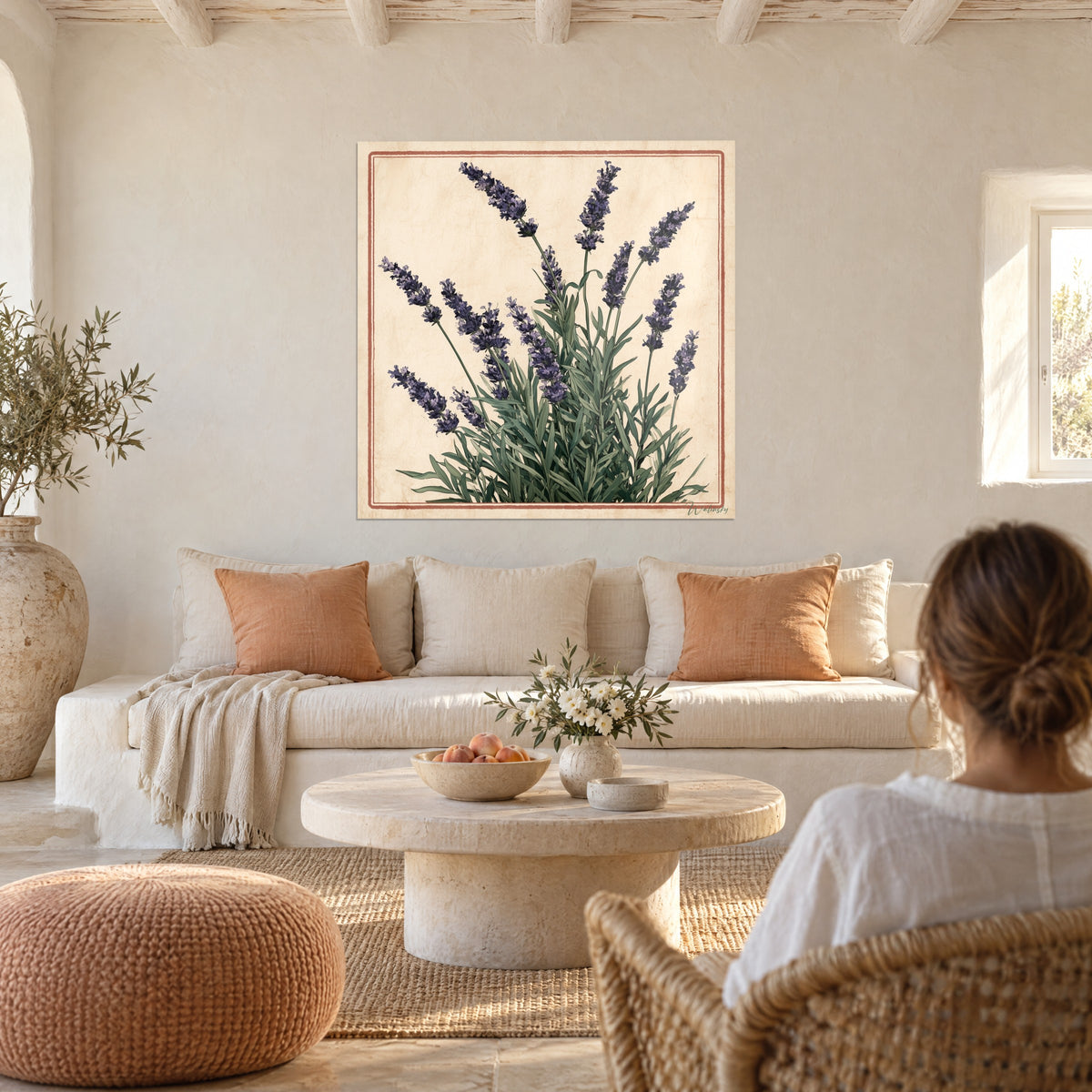 Gemälde Lavendelstrauß in Violett auf elfenbeinfarbenem Grund, salbeigrünes Laub, über einem Sofa in einem hellen Wohnzimmer