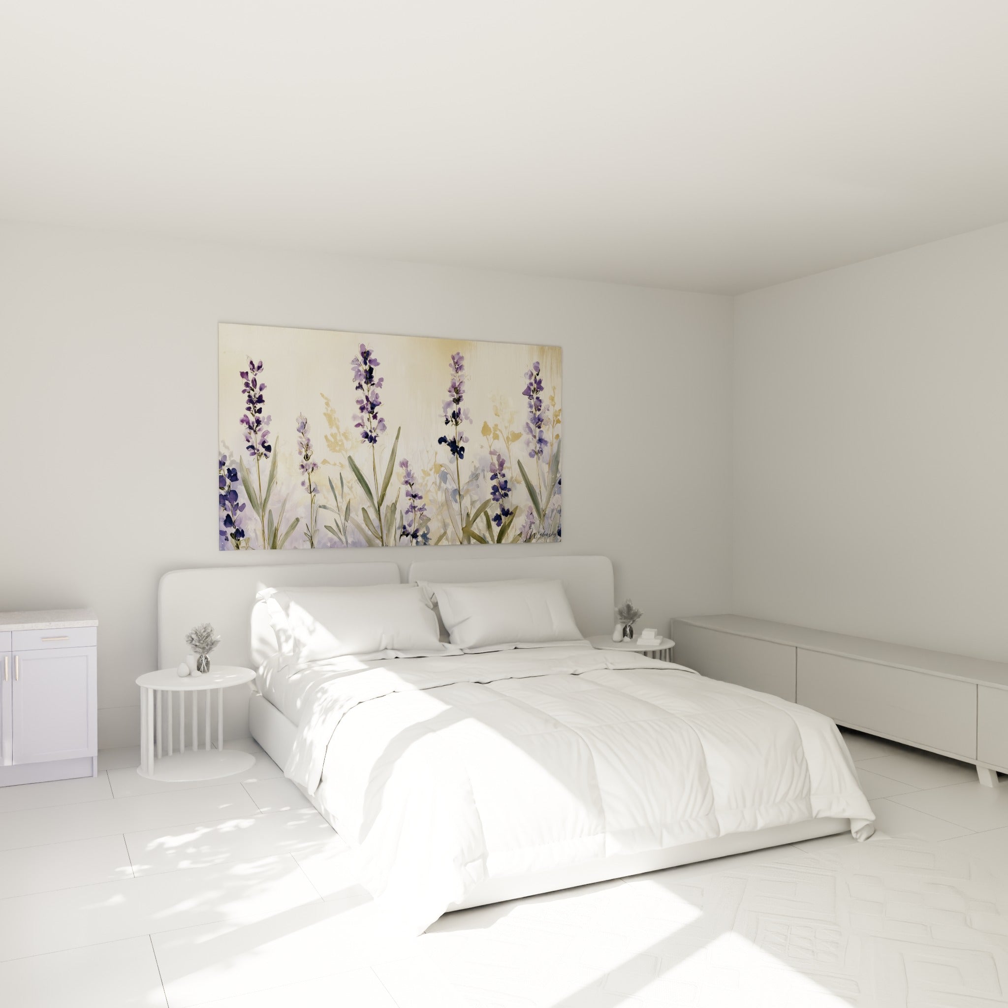 Épis de lavande violets et dorés surplombant un lit dans une chambre claire