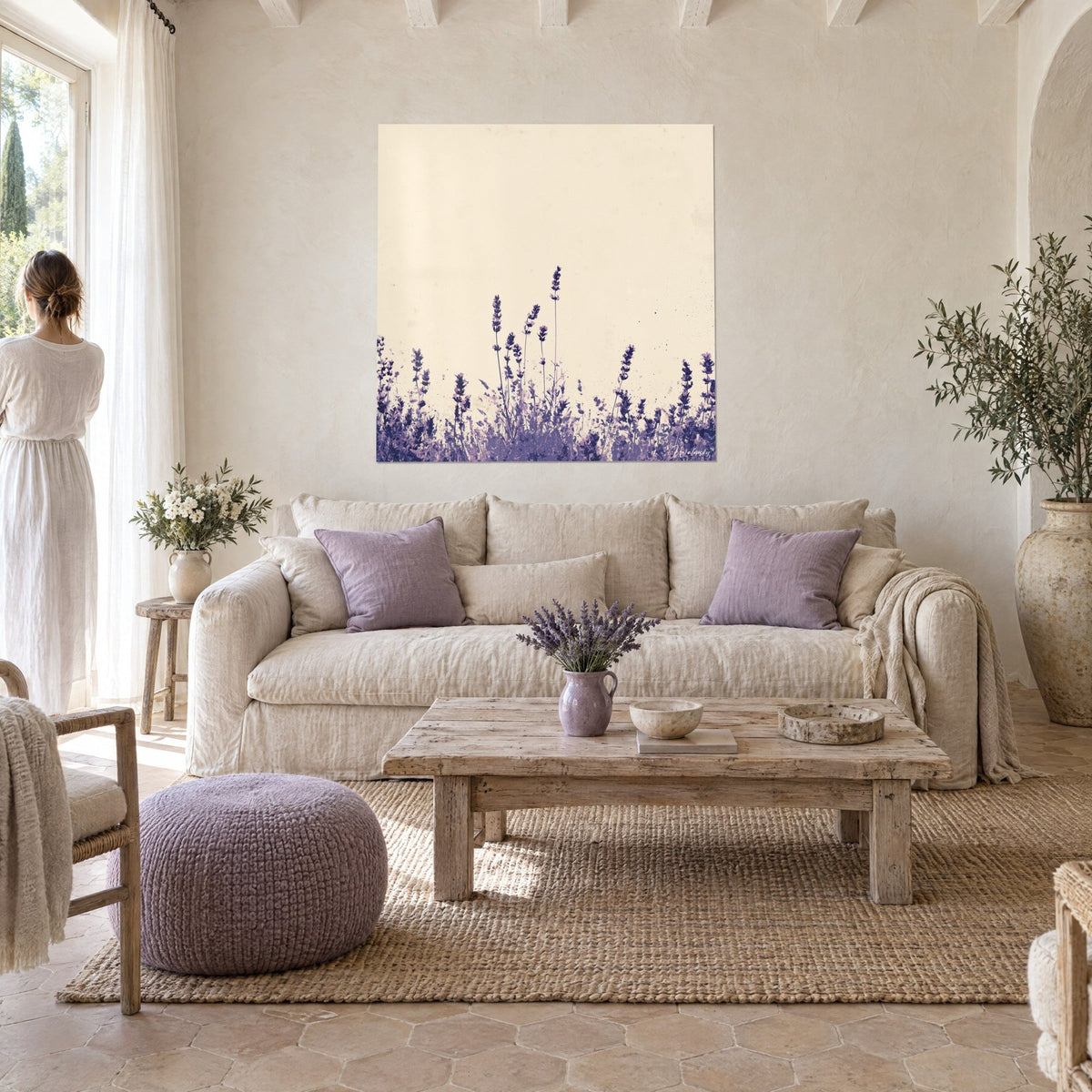 Cuadro espigas de lavanda malva que destacan sobre un fondo crema, colgado encima de un sofá en un salón luminoso