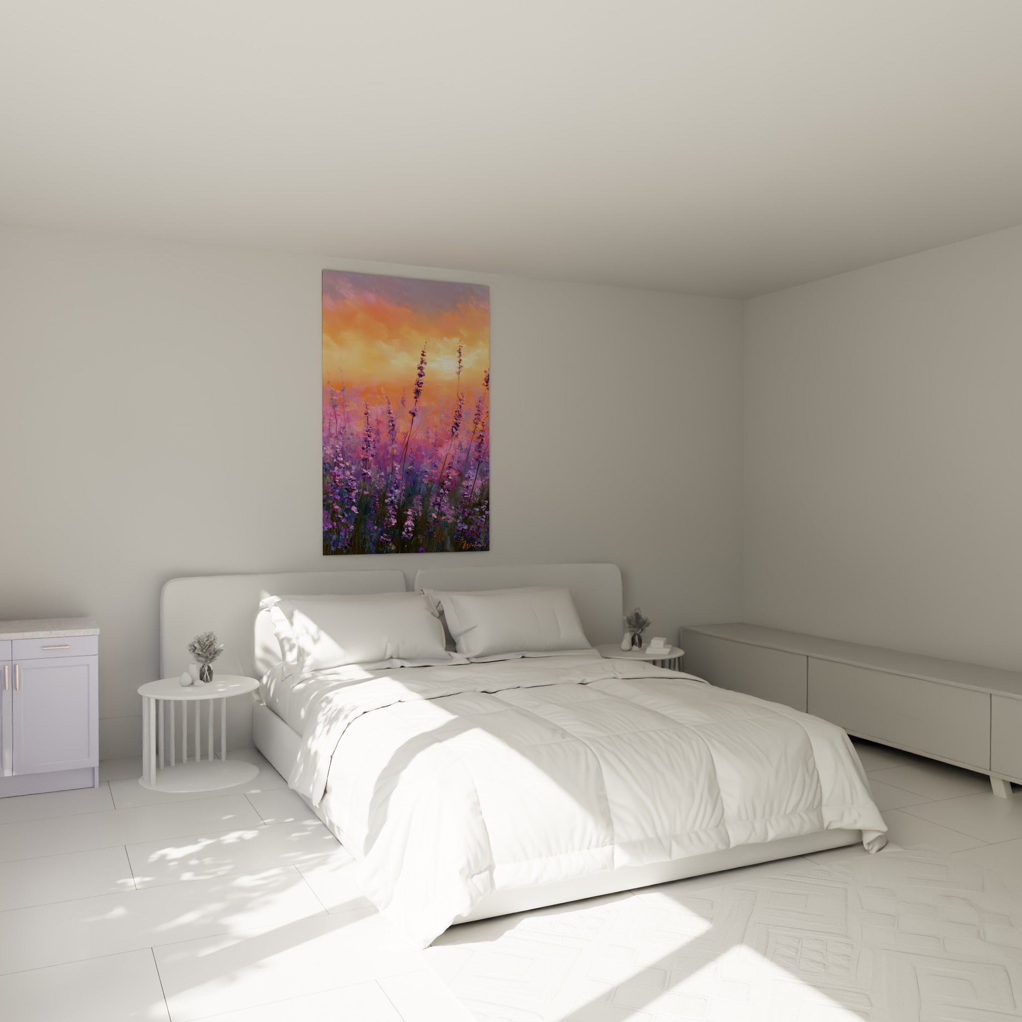 Lavande mauve et fond ambré, composition verticale, accrochée au-dessus d'un lit dans une chambre claire.