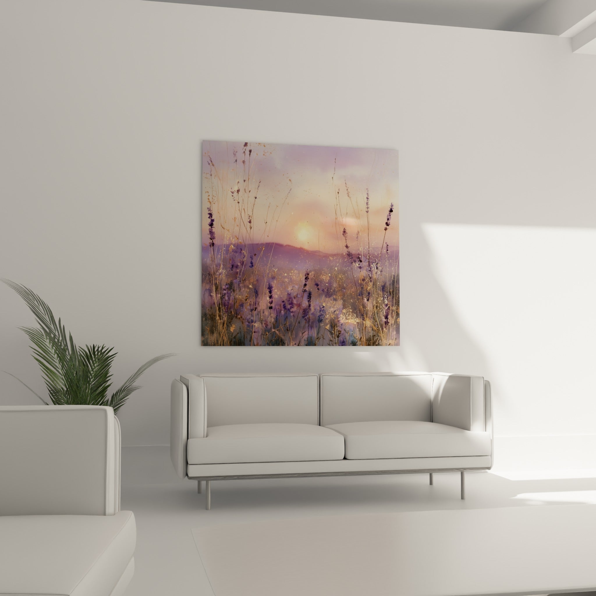 Tiges de lavande violettes baignées de lumière orangée, au-dessus d'un canapé dans un salon lumineux