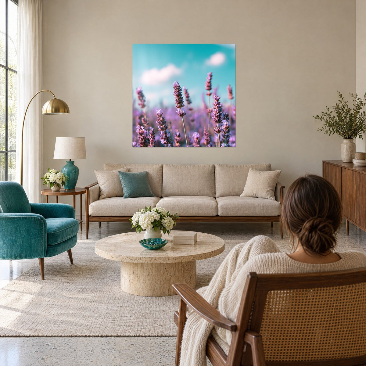 Quadro lavanda in fiore sotto un cielo turchese, spighe viola nitide e nuvola bianca, sopra un divano in un soggiorno luminoso