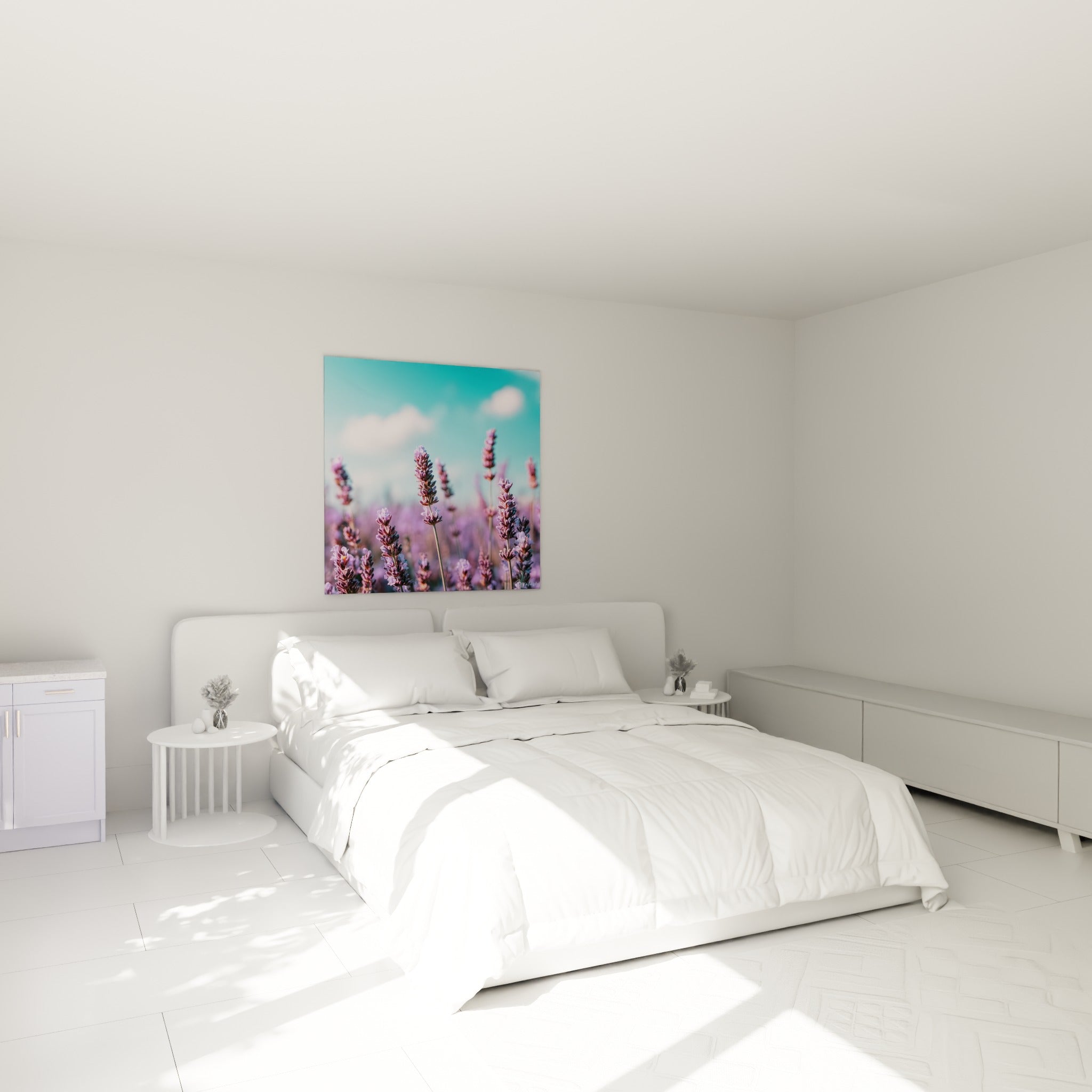 Champ de lavande mauve sous ciel bleu turquoise accroché au-dessus d'un lit dans une chambre claire