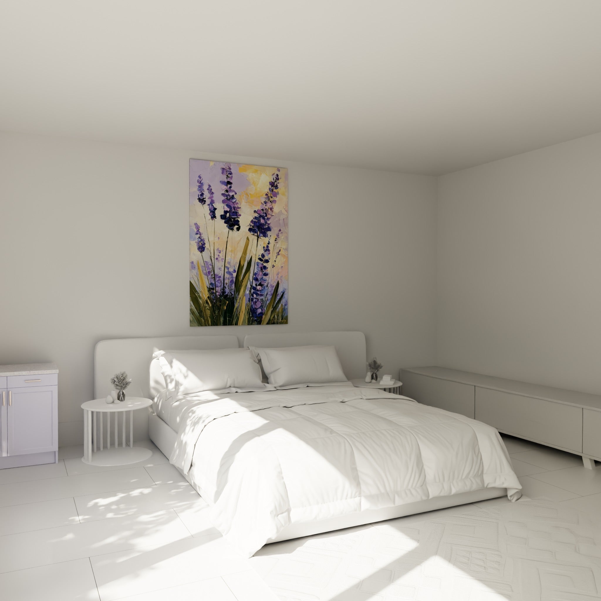 Fleurs de lavande mauve et pourpre au-dessus d'un lit dans une chambre claire